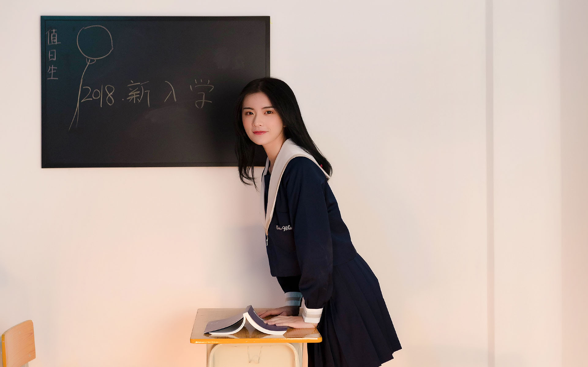 清纯学院风少女甜美高清桌面壁纸