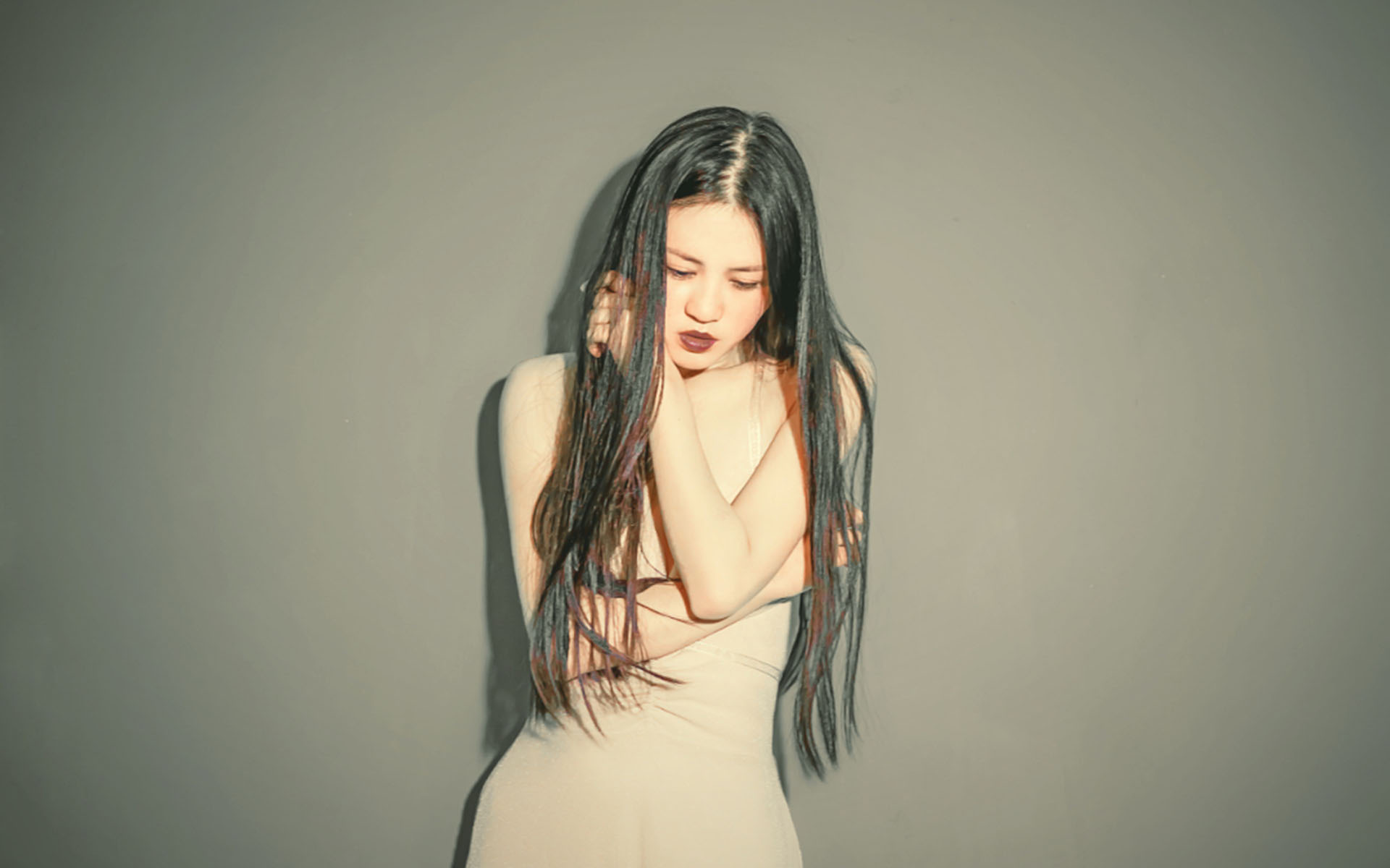 性感长发美女室内诱惑写真高清壁纸