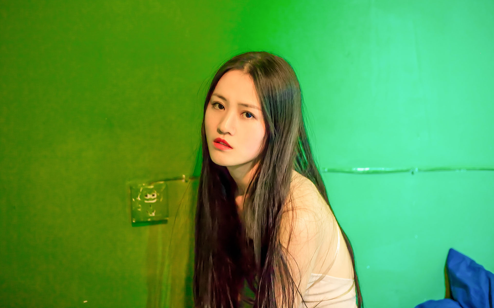 性感长发美女室内诱惑写真高清壁纸