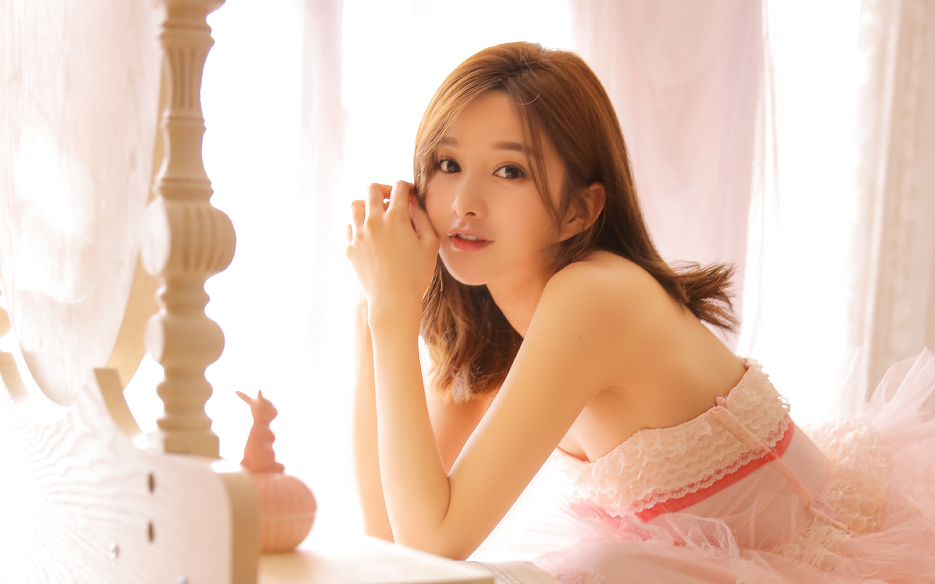 粉色系甜美萝莉美女高清桌面壁纸