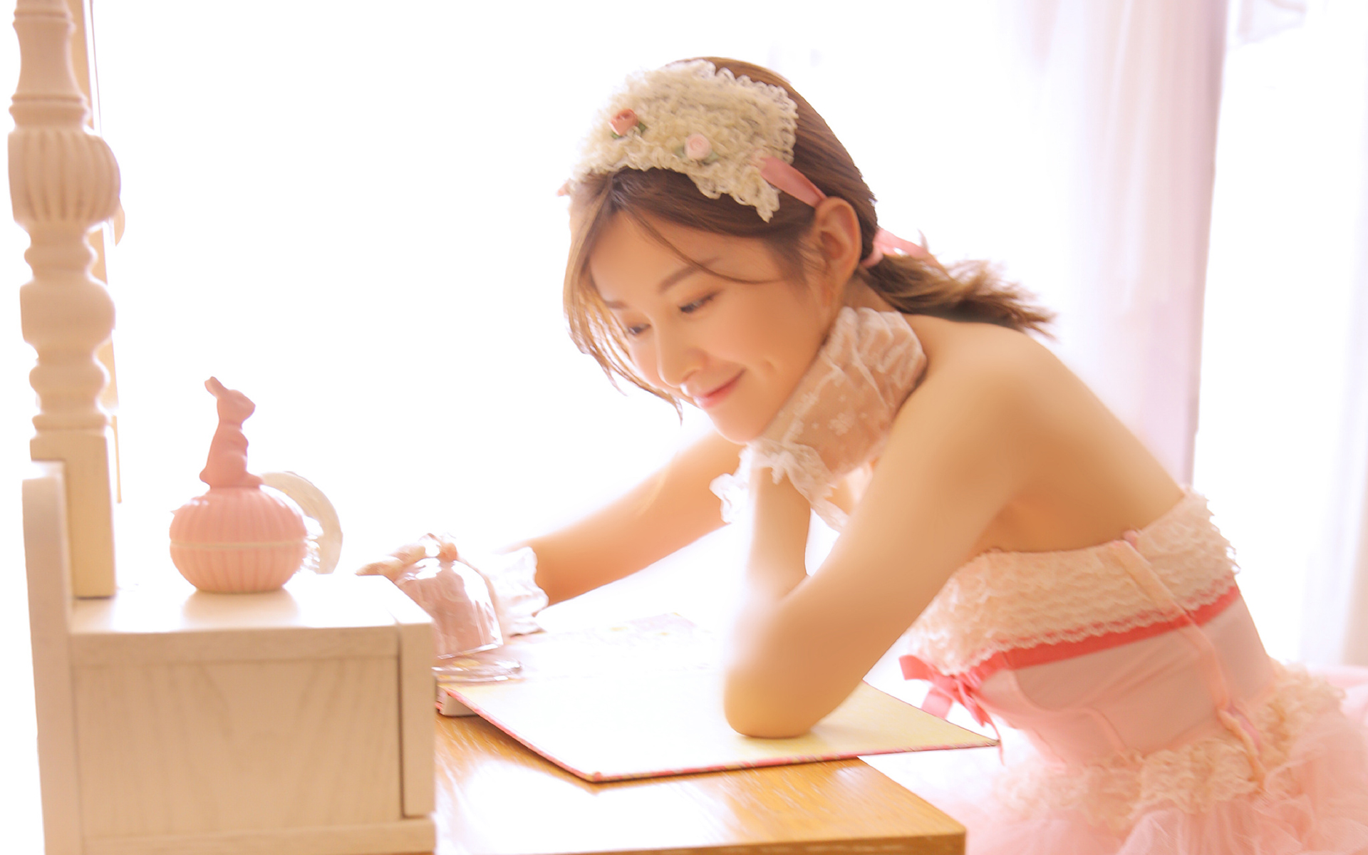 粉色系甜美萝莉美女高清桌面壁纸