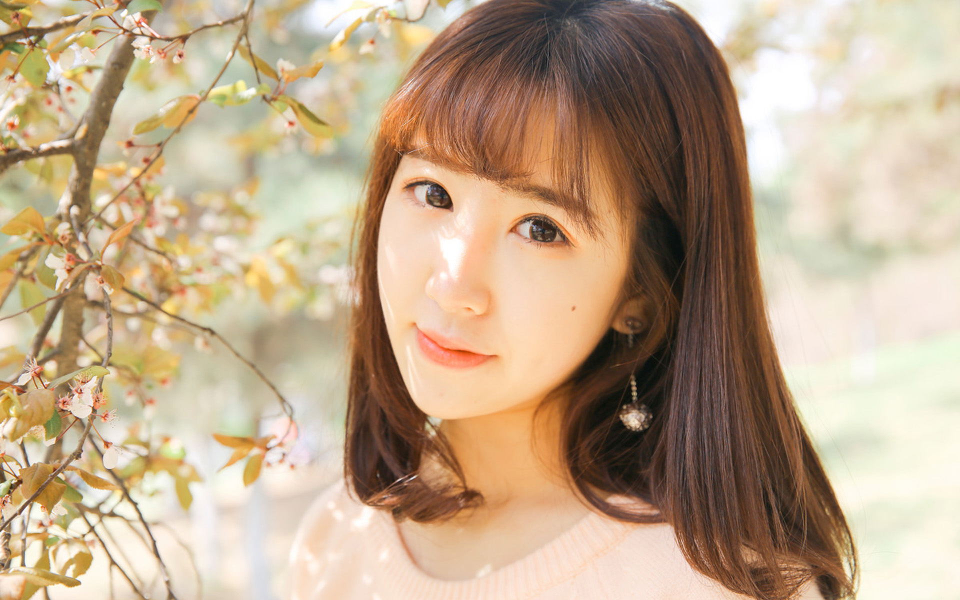白嫩美女清新恬静写真图片电脑壁纸