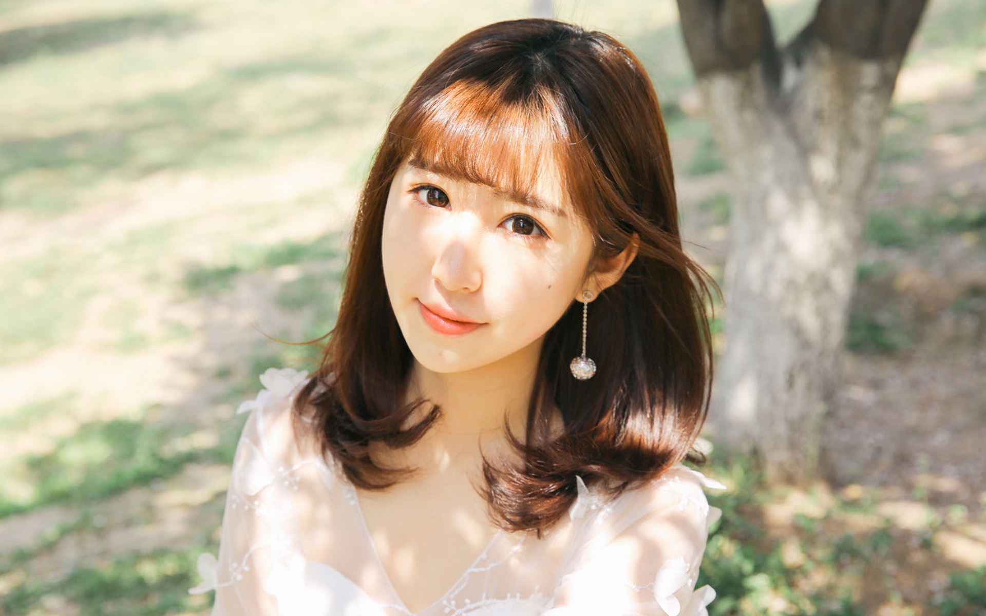 白嫩美女清新恬静写真图片电脑壁纸