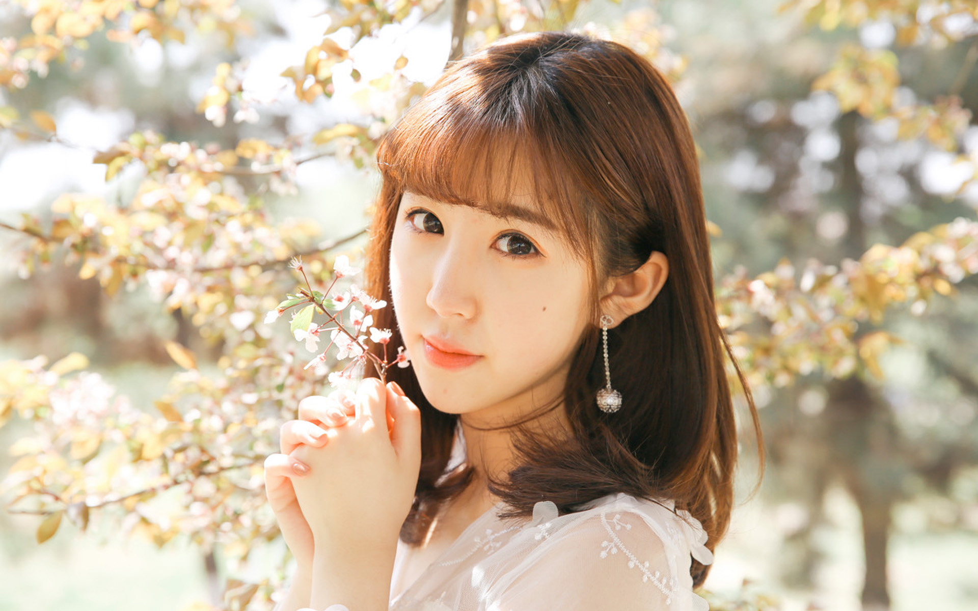 白嫩美女清新恬静写真图片电脑壁纸