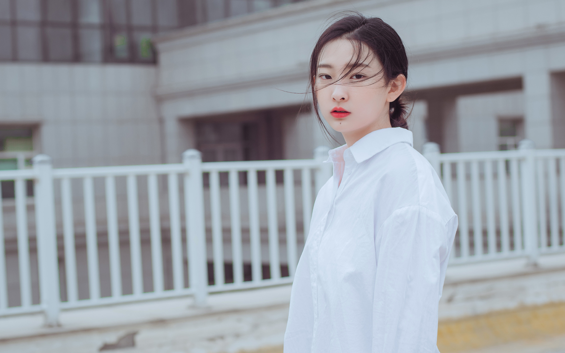 小清新美女干净简约风高清桌面壁纸