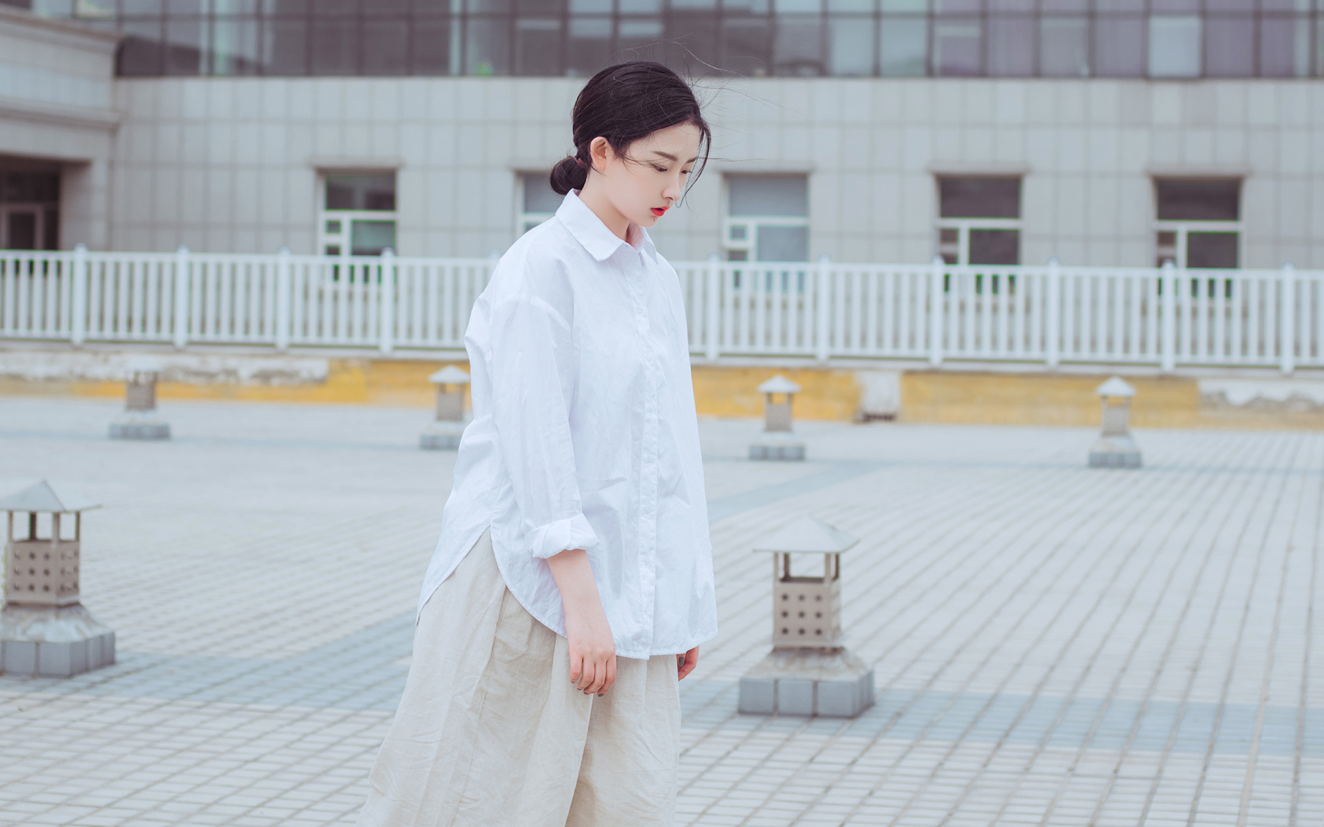 小清新美女干净简约风高清桌面壁纸