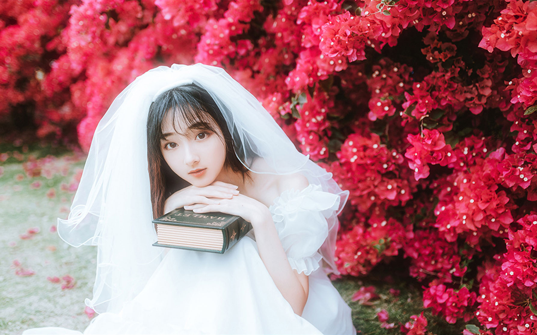 清纯纱裙美女甜美花丛写真高清壁纸