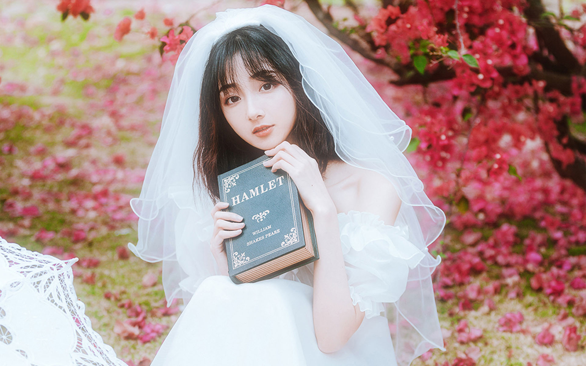 清纯纱裙美女甜美花丛写真高清壁纸