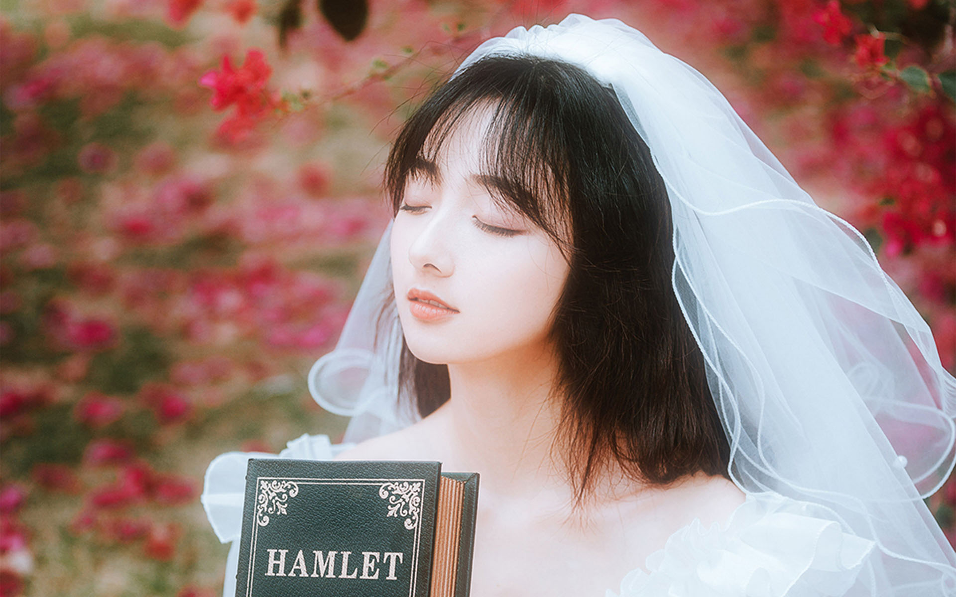 清纯纱裙美女甜美花丛写真高清壁纸