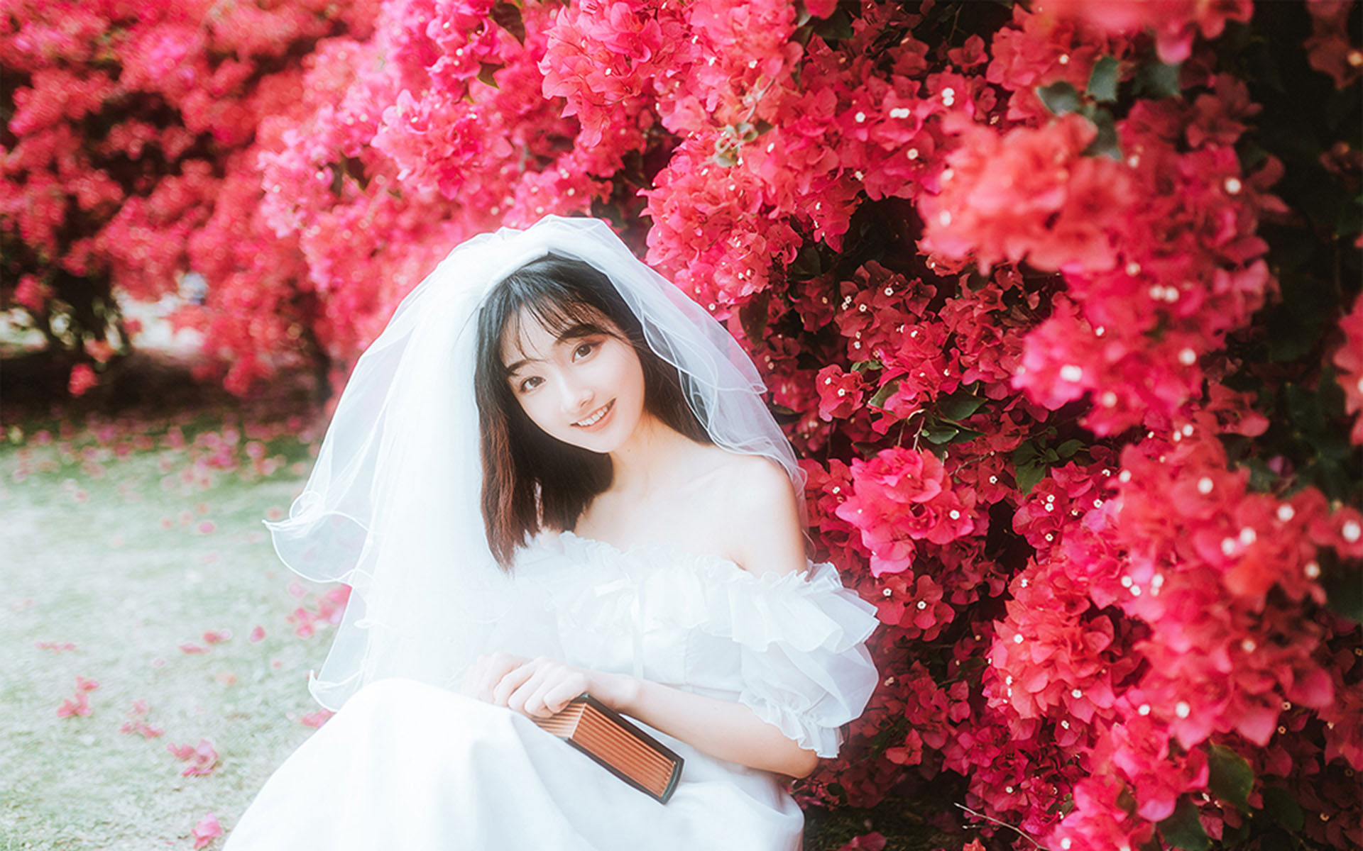 清纯纱裙美女甜美花丛写真高清壁纸