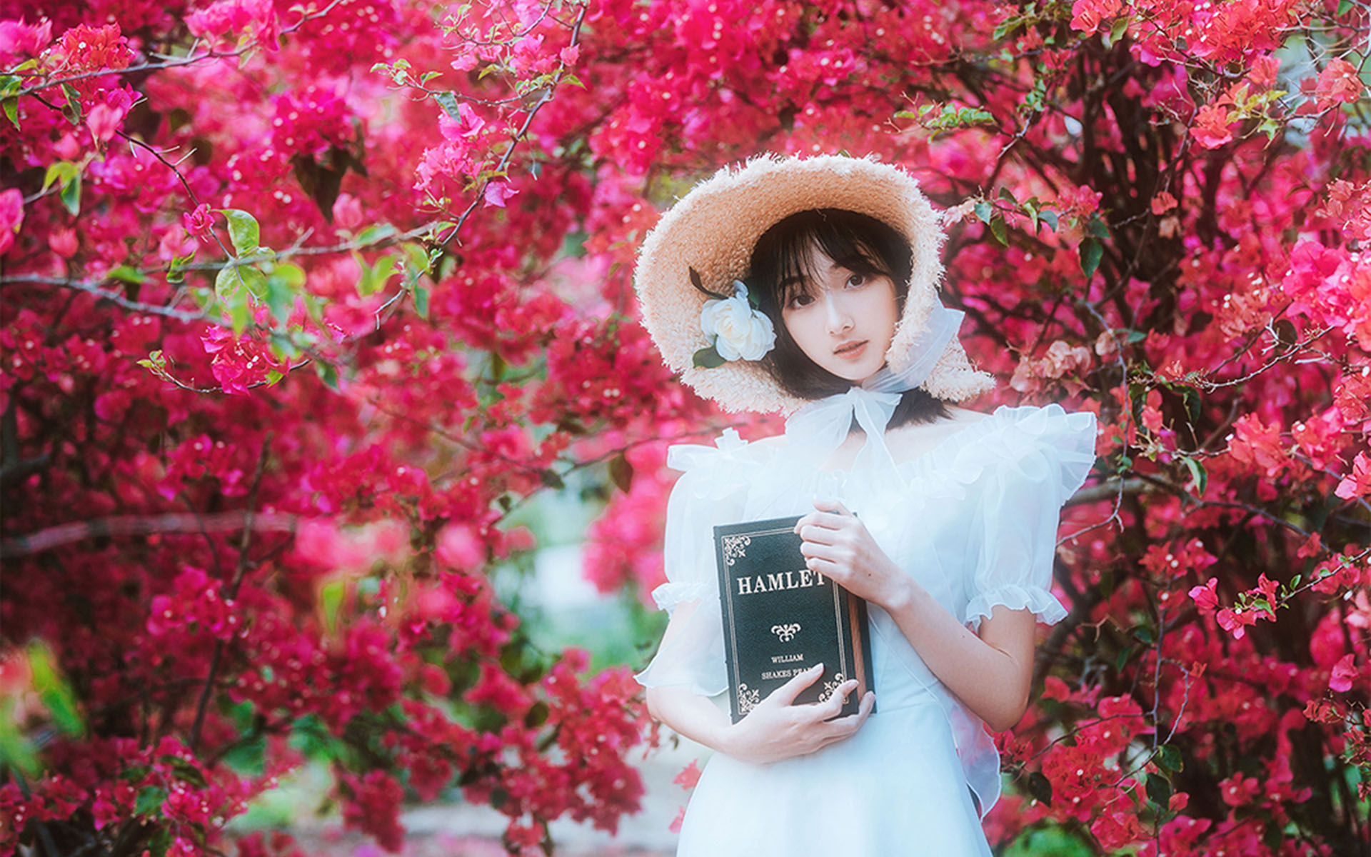 清纯纱裙美女甜美花丛写真高清壁纸