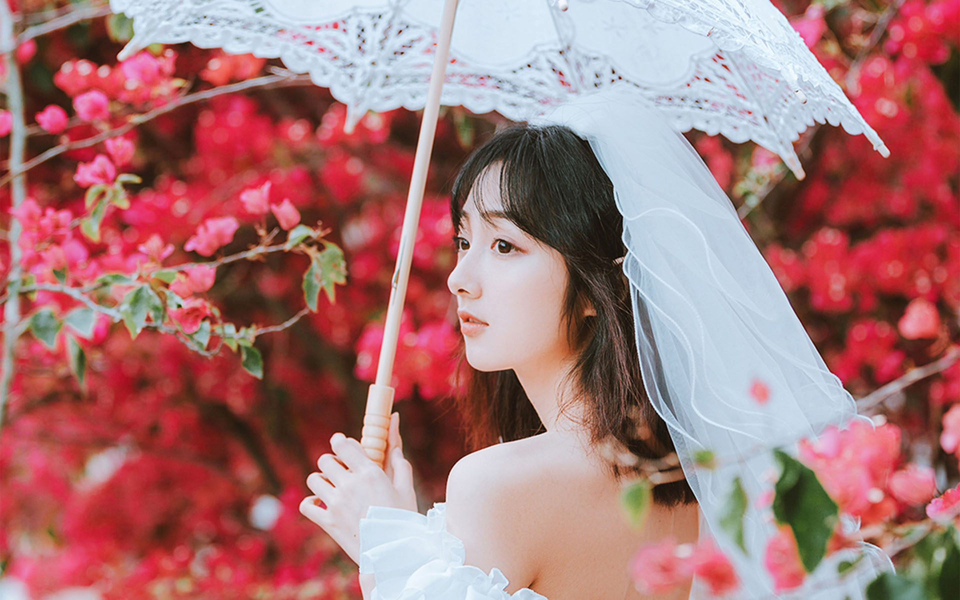 清纯纱裙美女甜美花丛写真高清壁纸