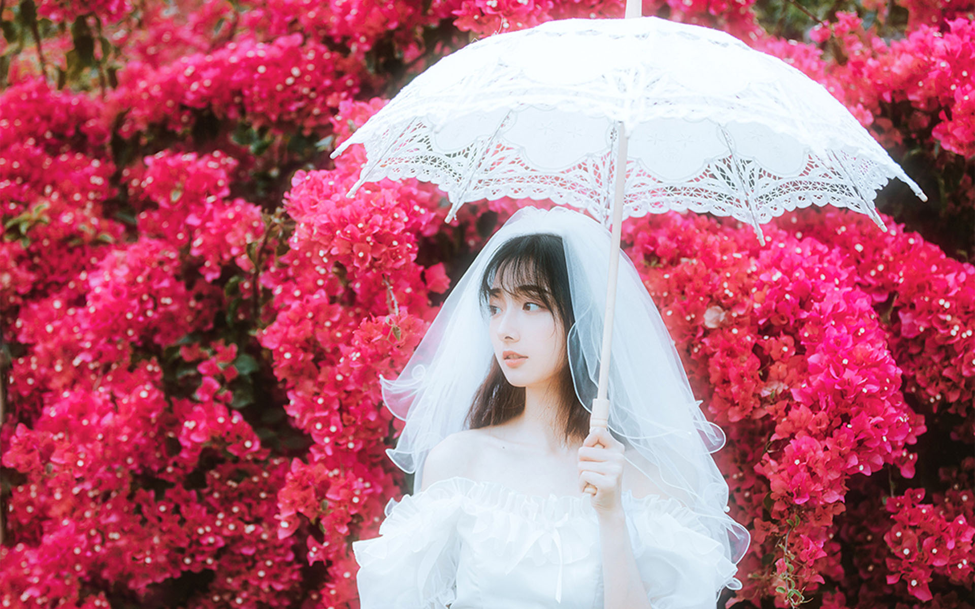 清纯纱裙美女甜美花丛写真高清壁纸
