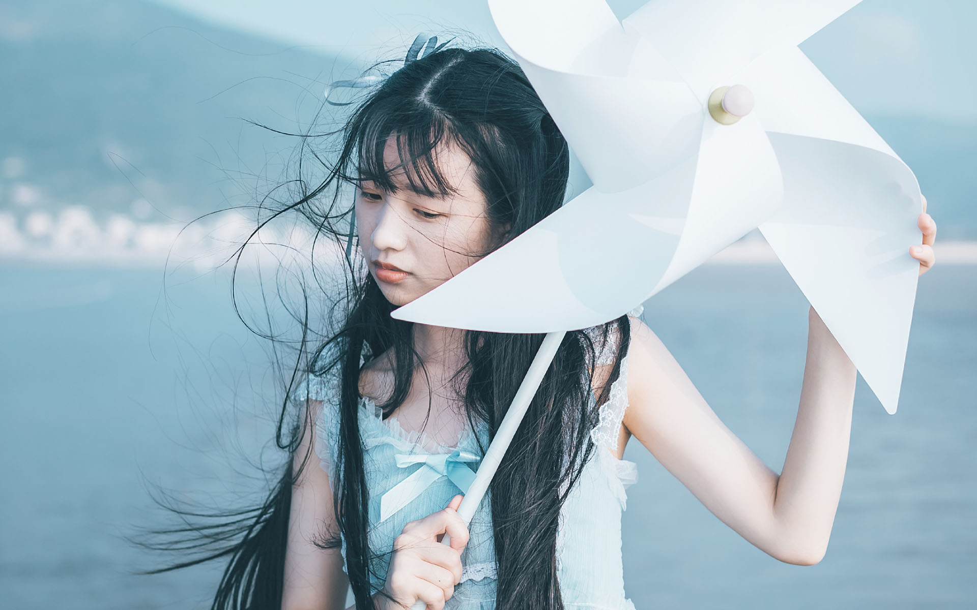 可爱长发萝莉海边写真高清桌面壁纸