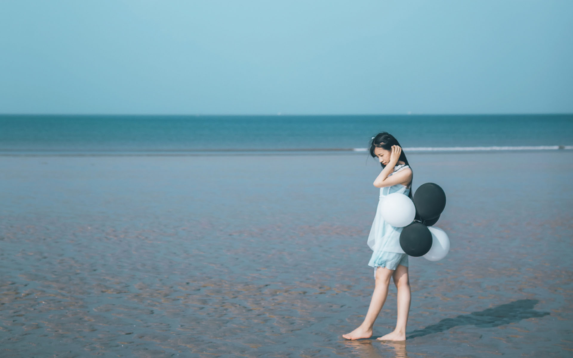 可爱长发萝莉海边写真高清桌面壁纸