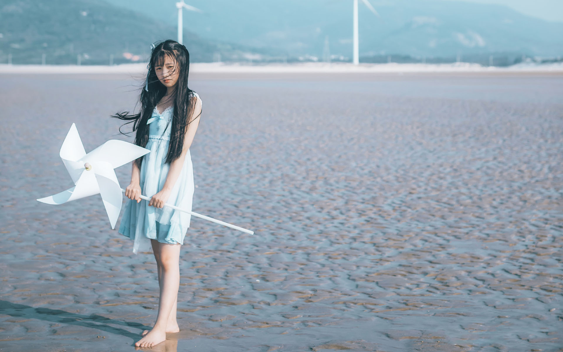 可爱长发萝莉海边写真高清桌面壁纸