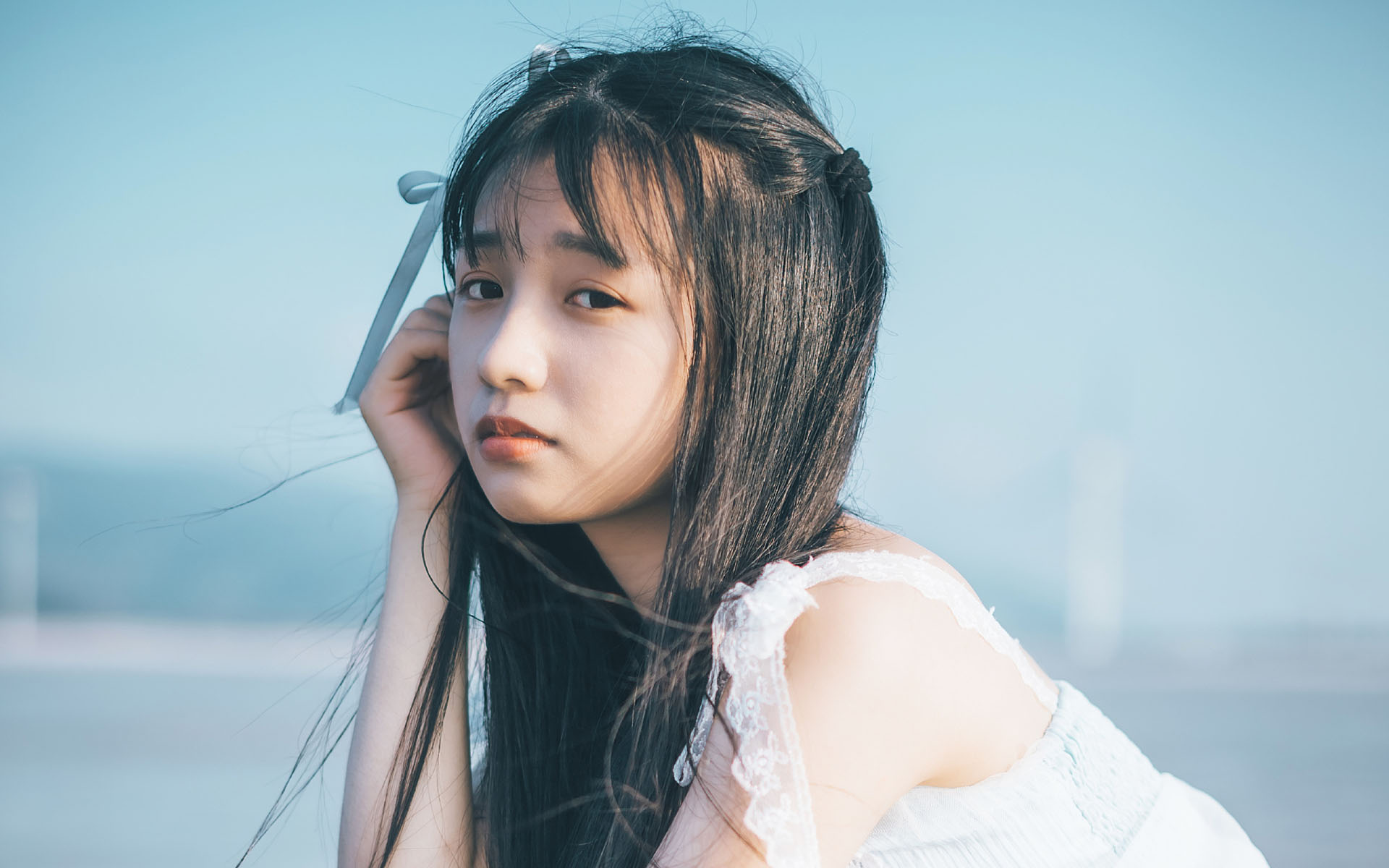 可爱长发萝莉海边写真高清桌面壁纸