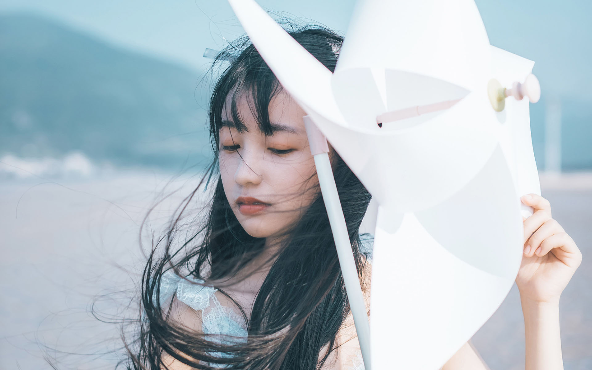 可爱长发萝莉海边写真高清桌面壁纸