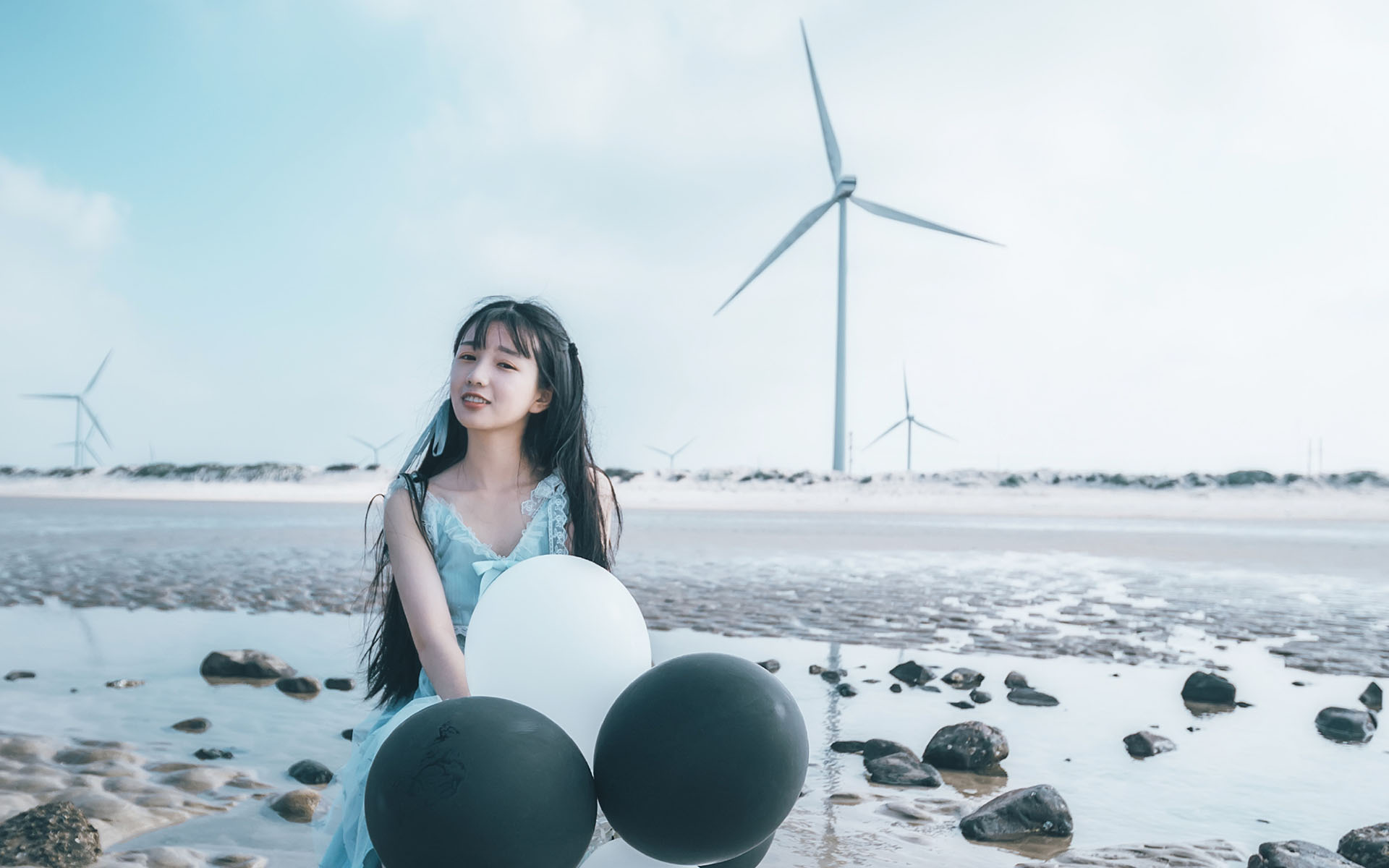 可爱长发萝莉海边写真高清桌面壁纸