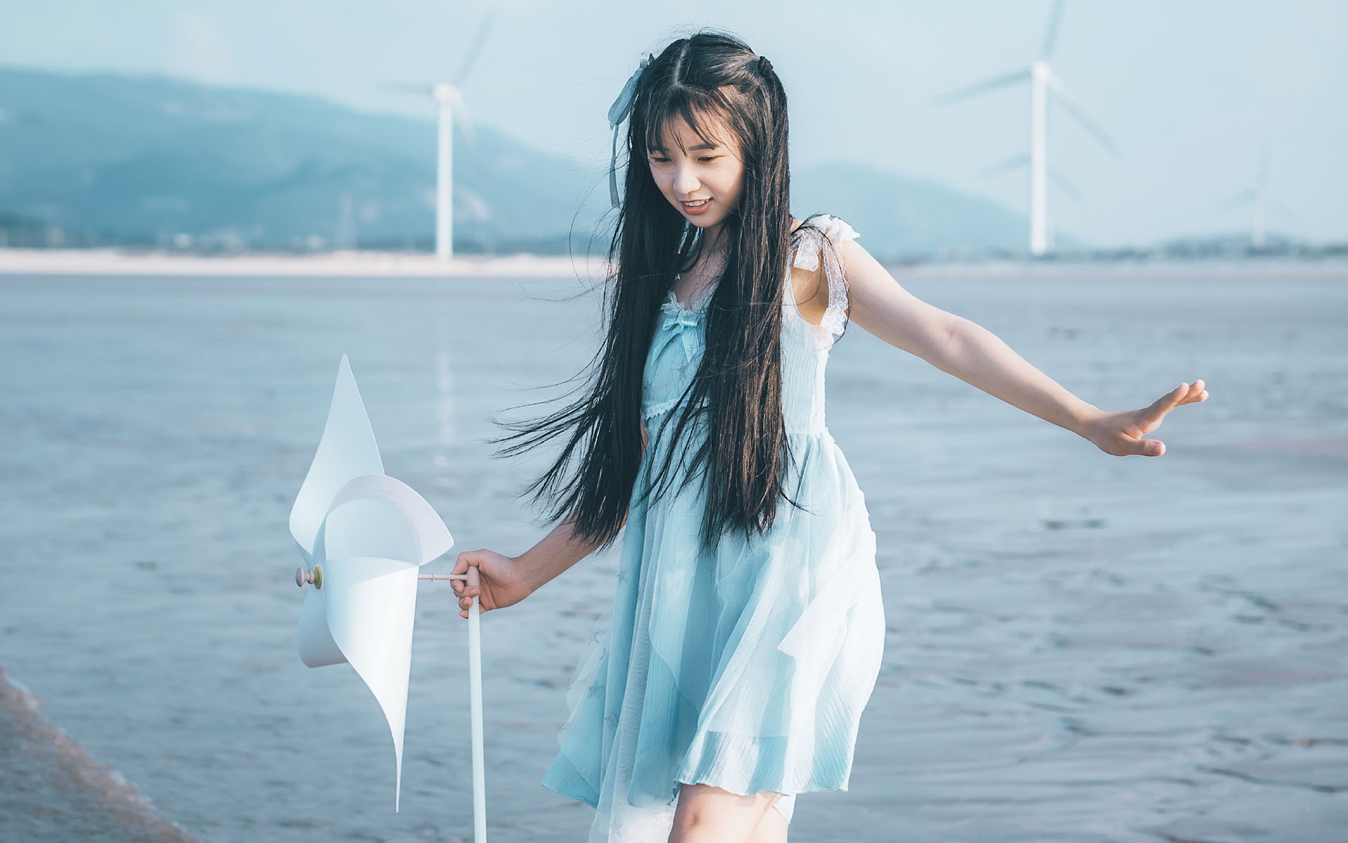 可爱长发萝莉海边写真高清桌面壁纸