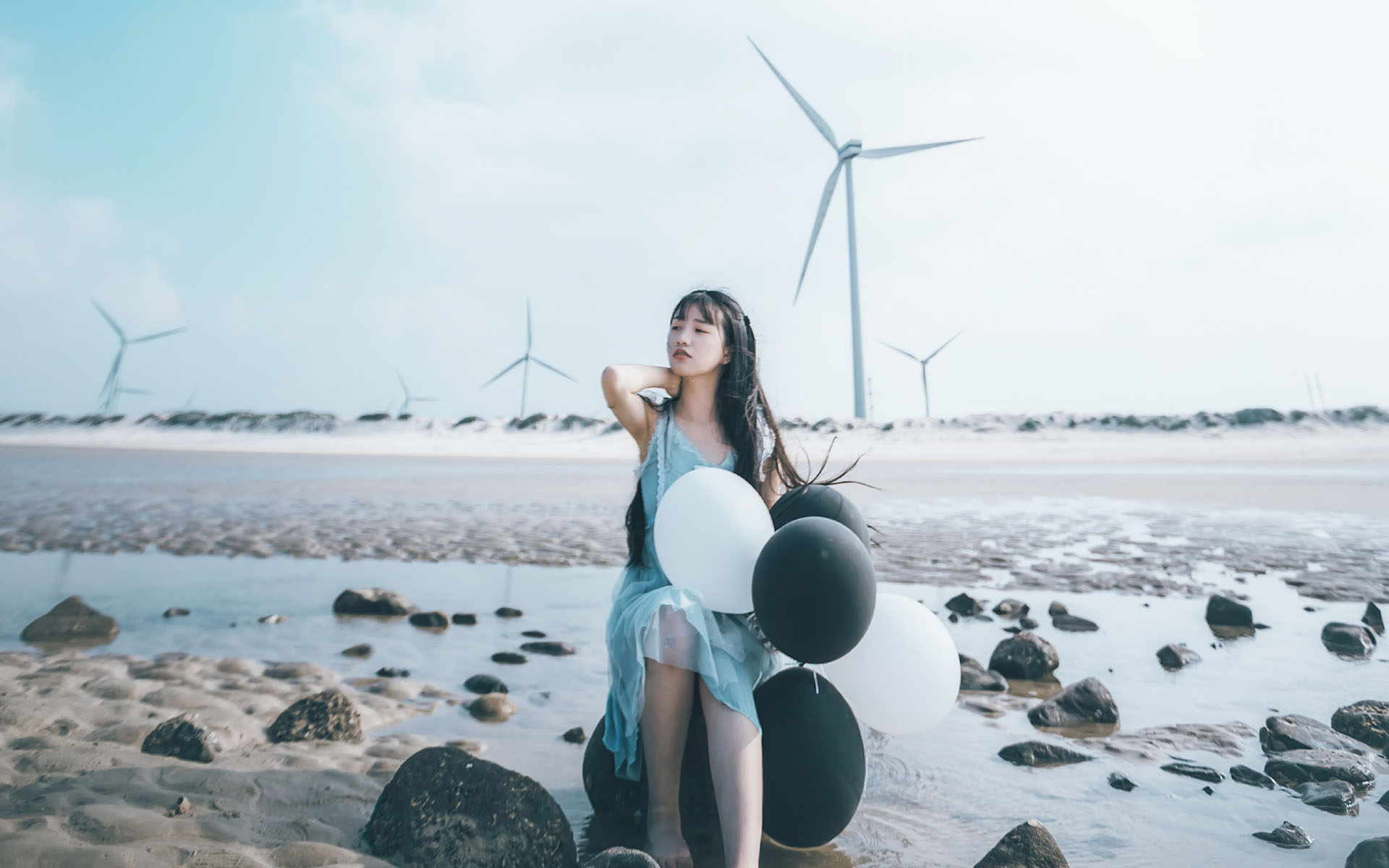可爱长发萝莉海边写真高清桌面壁纸
