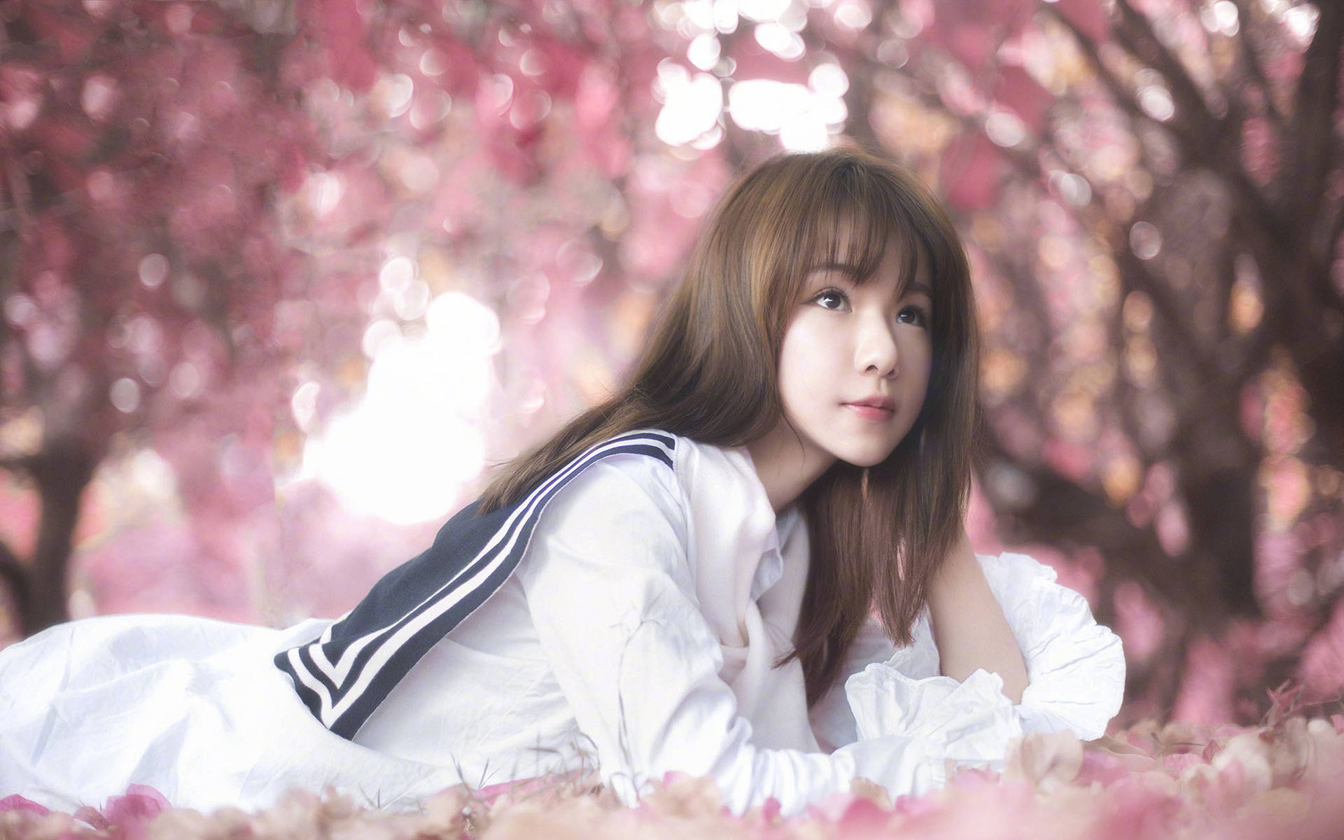 清纯美女学生妹朦胧高清桌面壁纸
