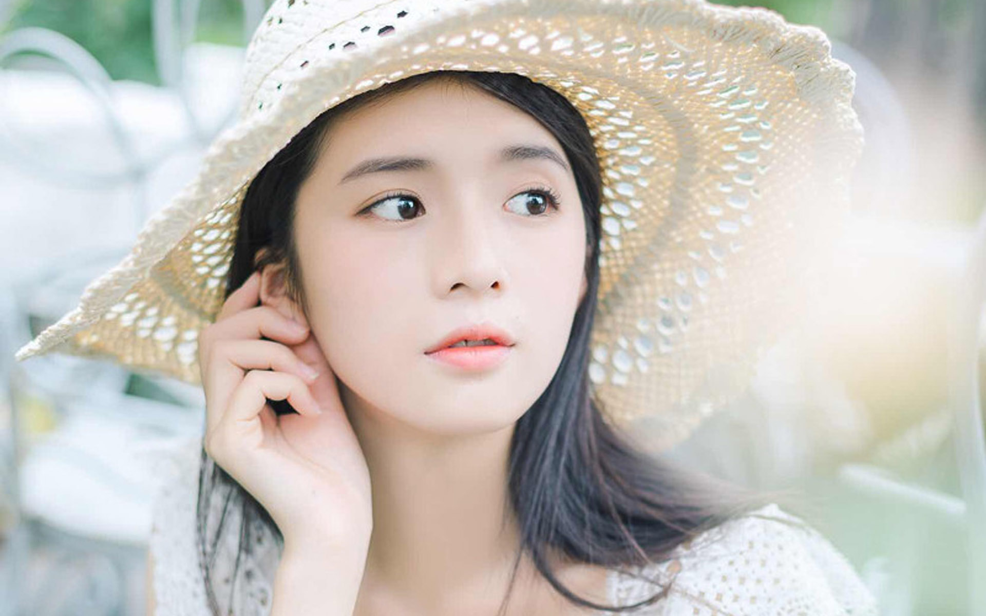 清新气质美女白皙养眼户外写真桌面壁纸