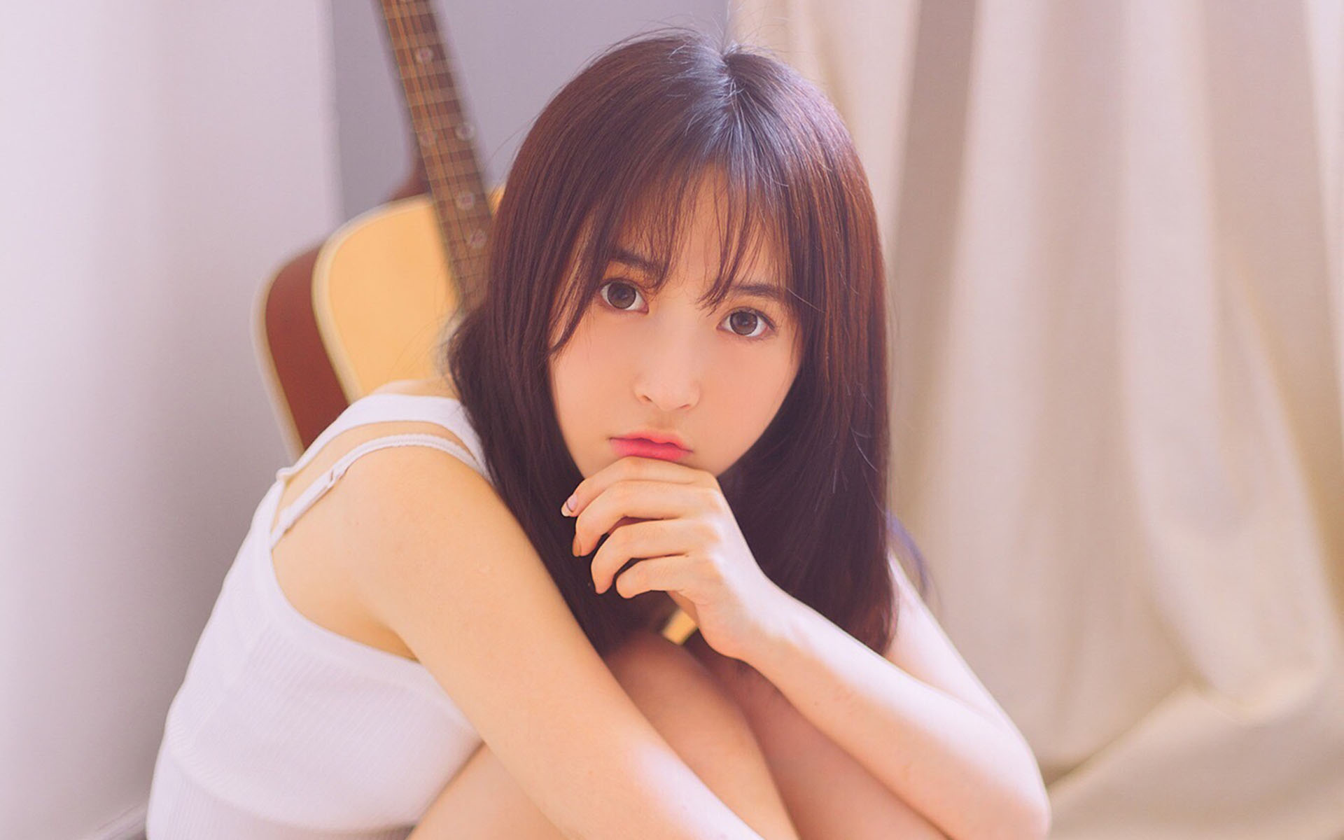 白皙甜美少女唯美高清桌面壁纸