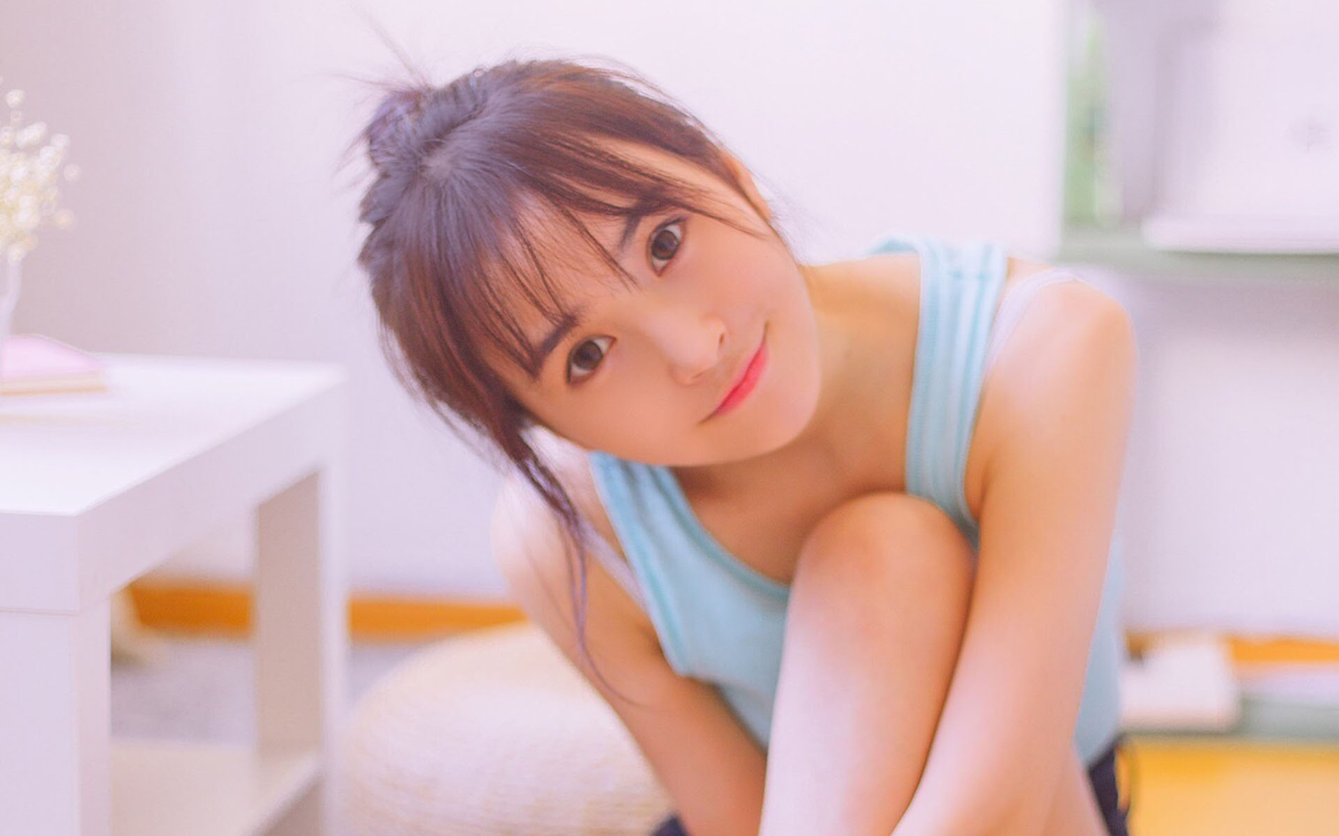 白皙甜美少女唯美高清桌面壁纸