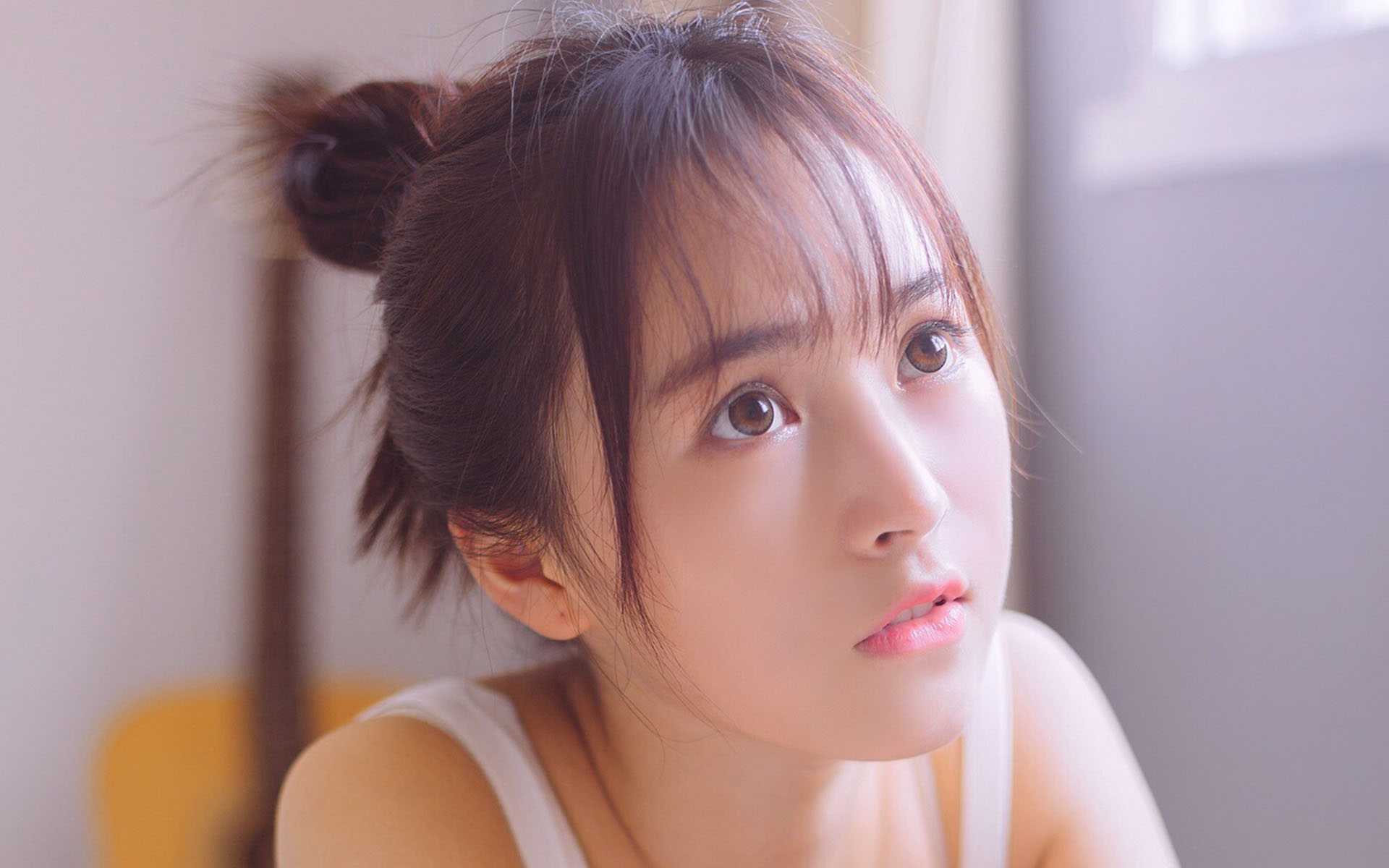 白皙甜美少女唯美高清桌面壁纸