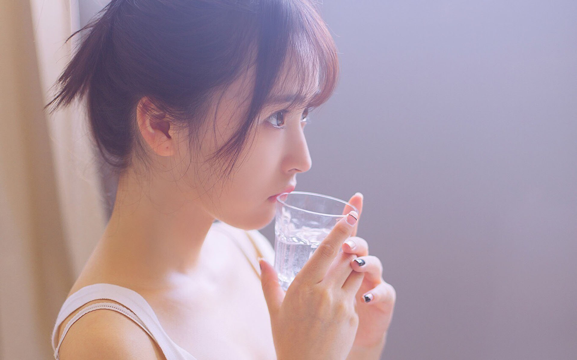 白皙甜美少女唯美高清桌面壁纸