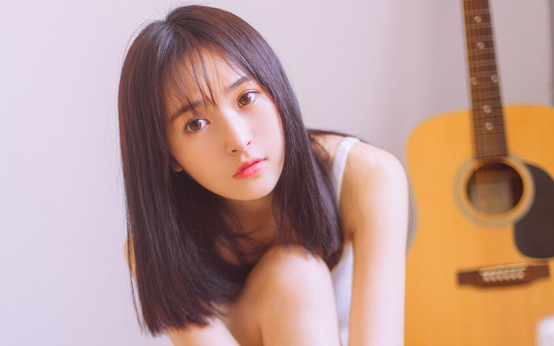 白皙甜美少女唯美高清桌面壁纸