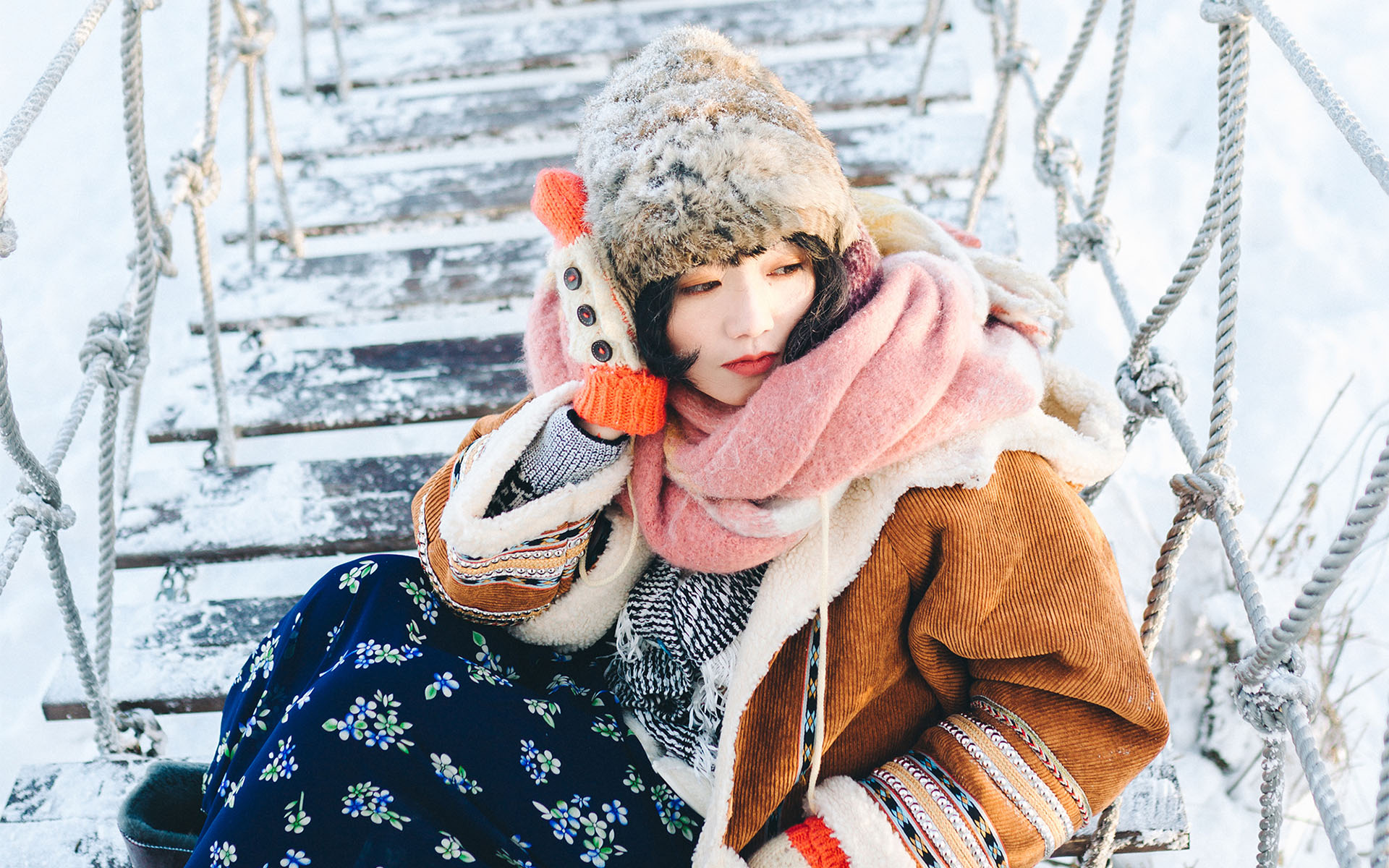 甜美少女冬日雪地高清桌面壁纸