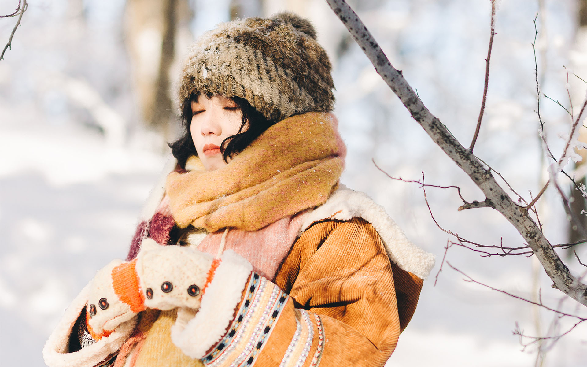 甜美少女冬日雪地高清桌面壁纸