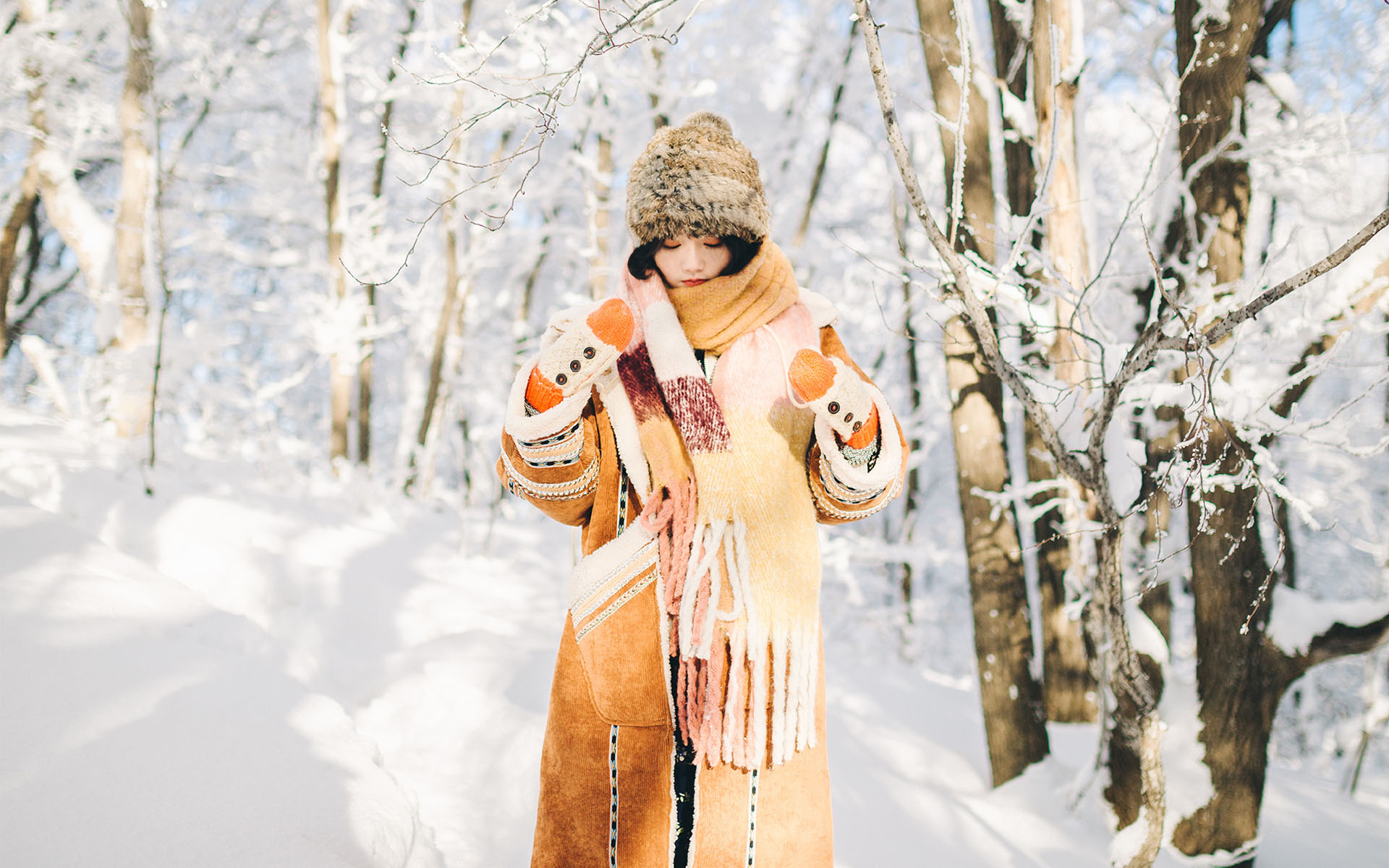 甜美少女冬日雪地高清桌面壁纸