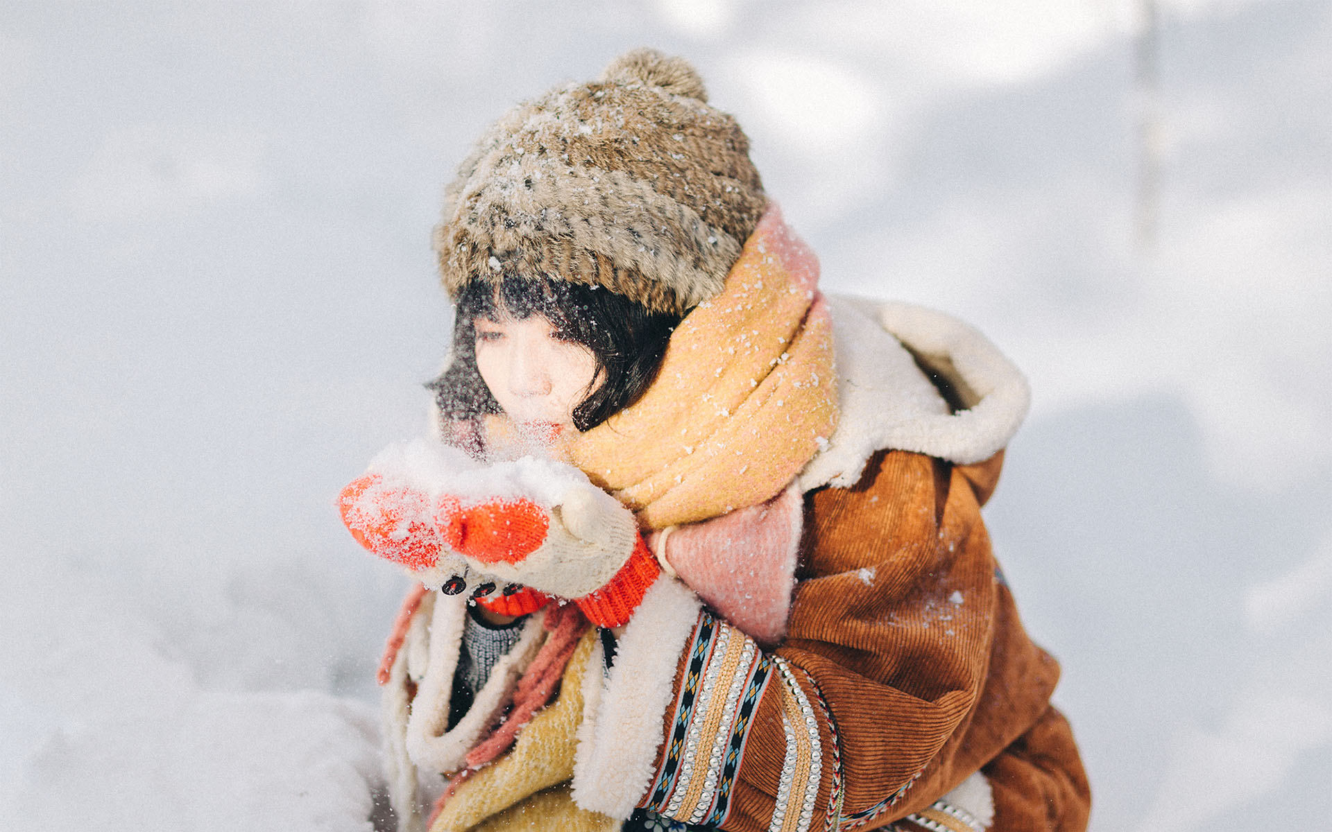 甜美少女冬日雪地高清桌面壁纸