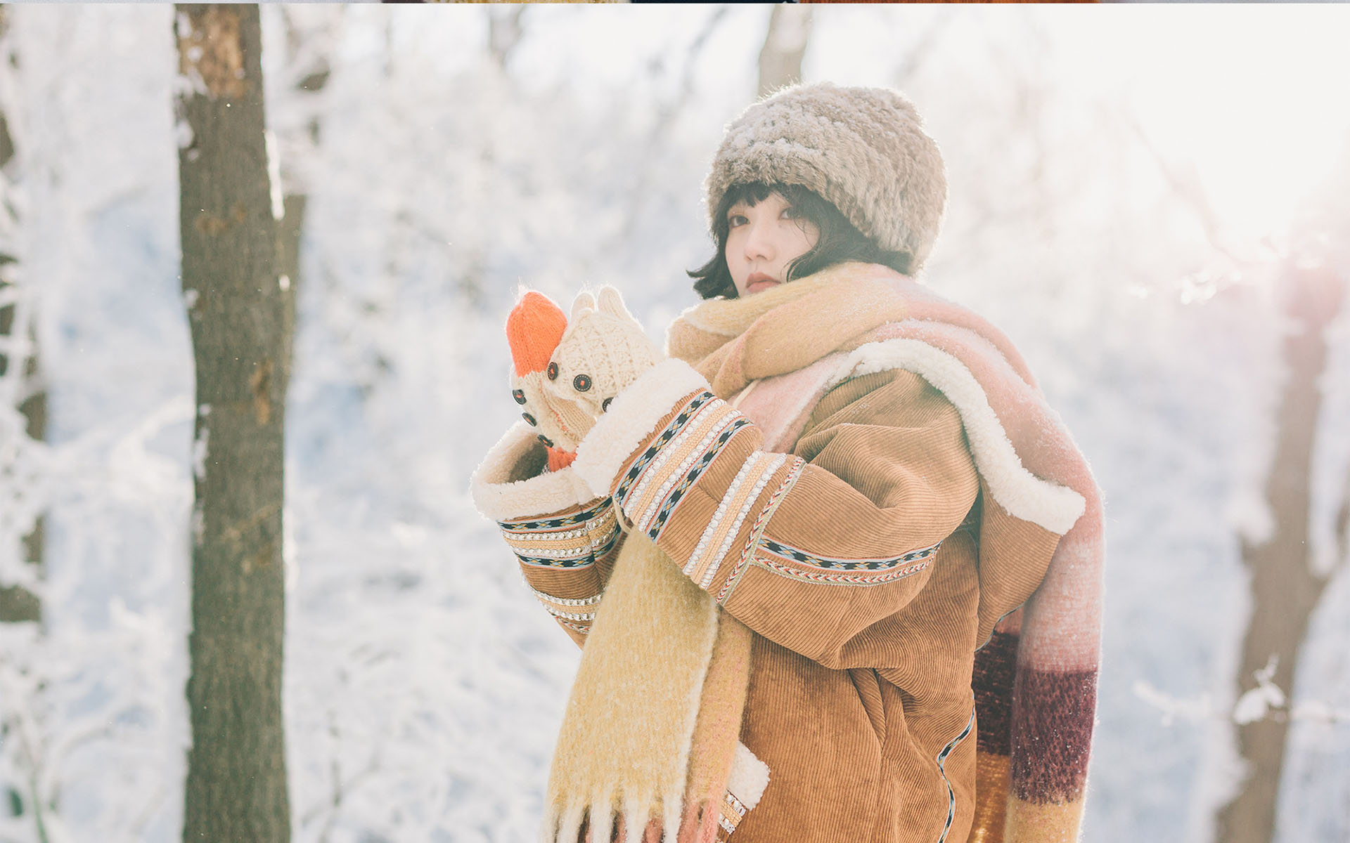 甜美少女冬日雪地高清桌面壁纸