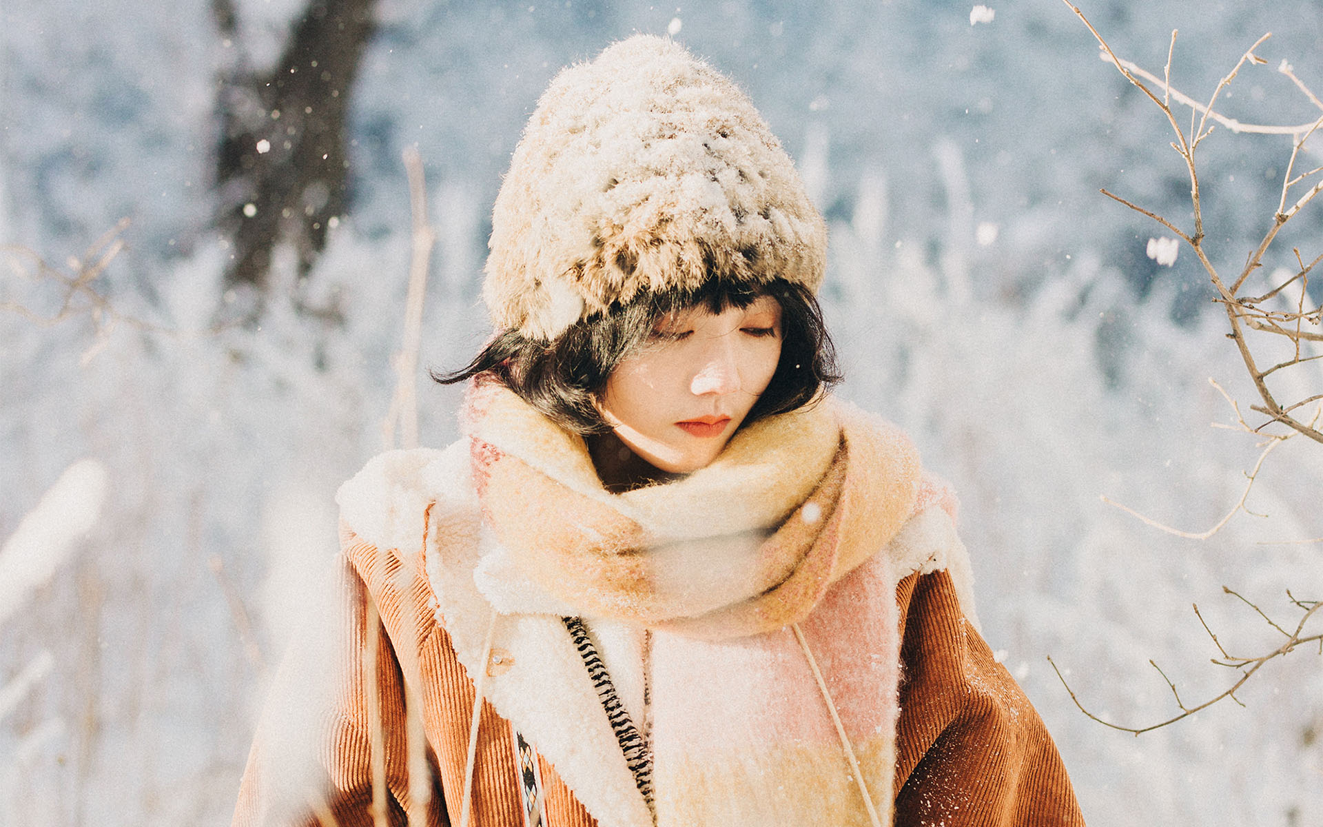 甜美少女冬日雪地高清桌面壁纸