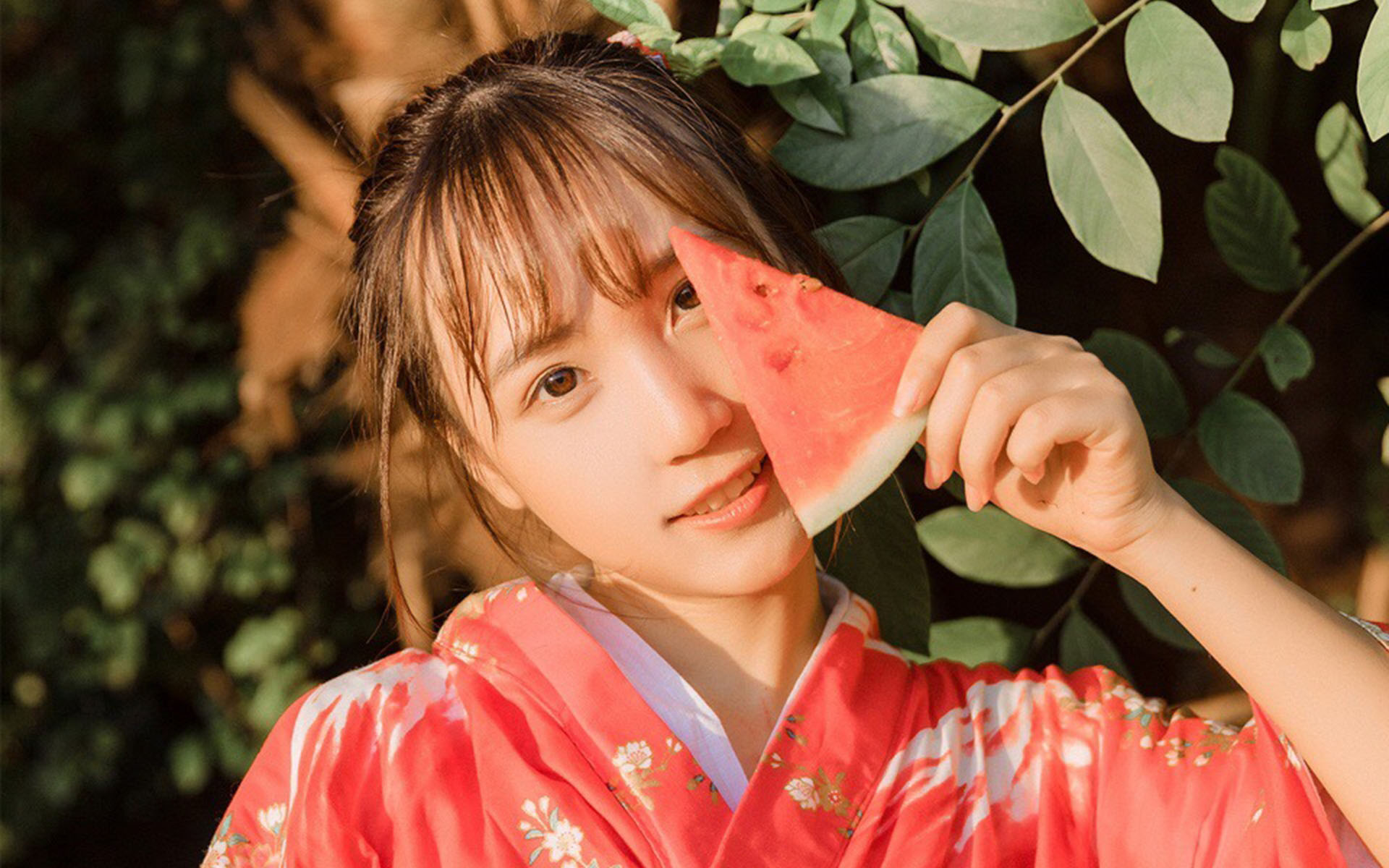 甜美和服吃瓜少女高清桌面壁纸