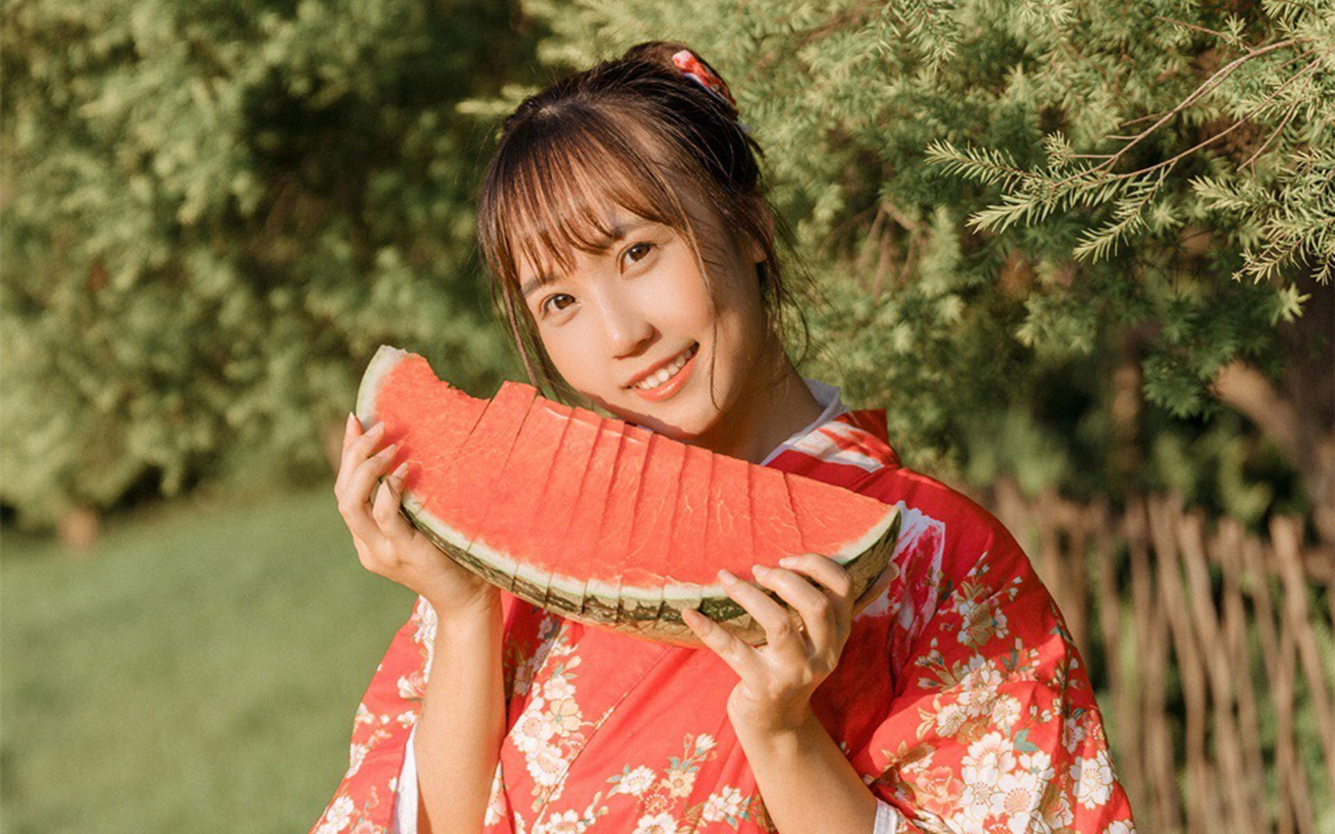 甜美和服吃瓜少女高清桌面壁纸