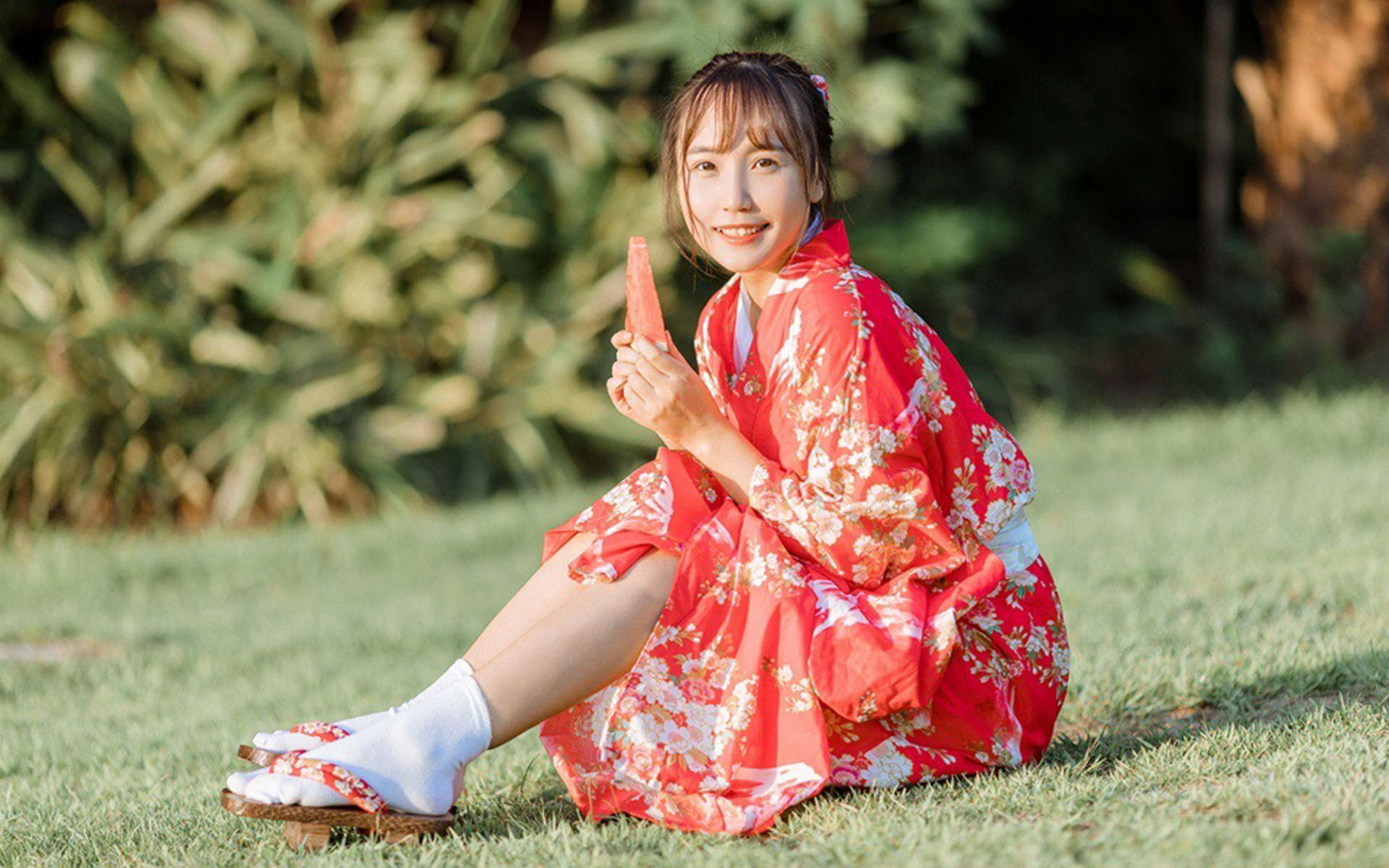 甜美和服吃瓜少女高清桌面壁纸