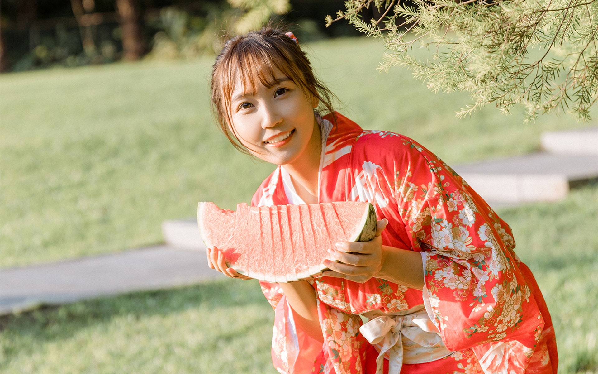 甜美和服吃瓜少女高清桌面壁纸