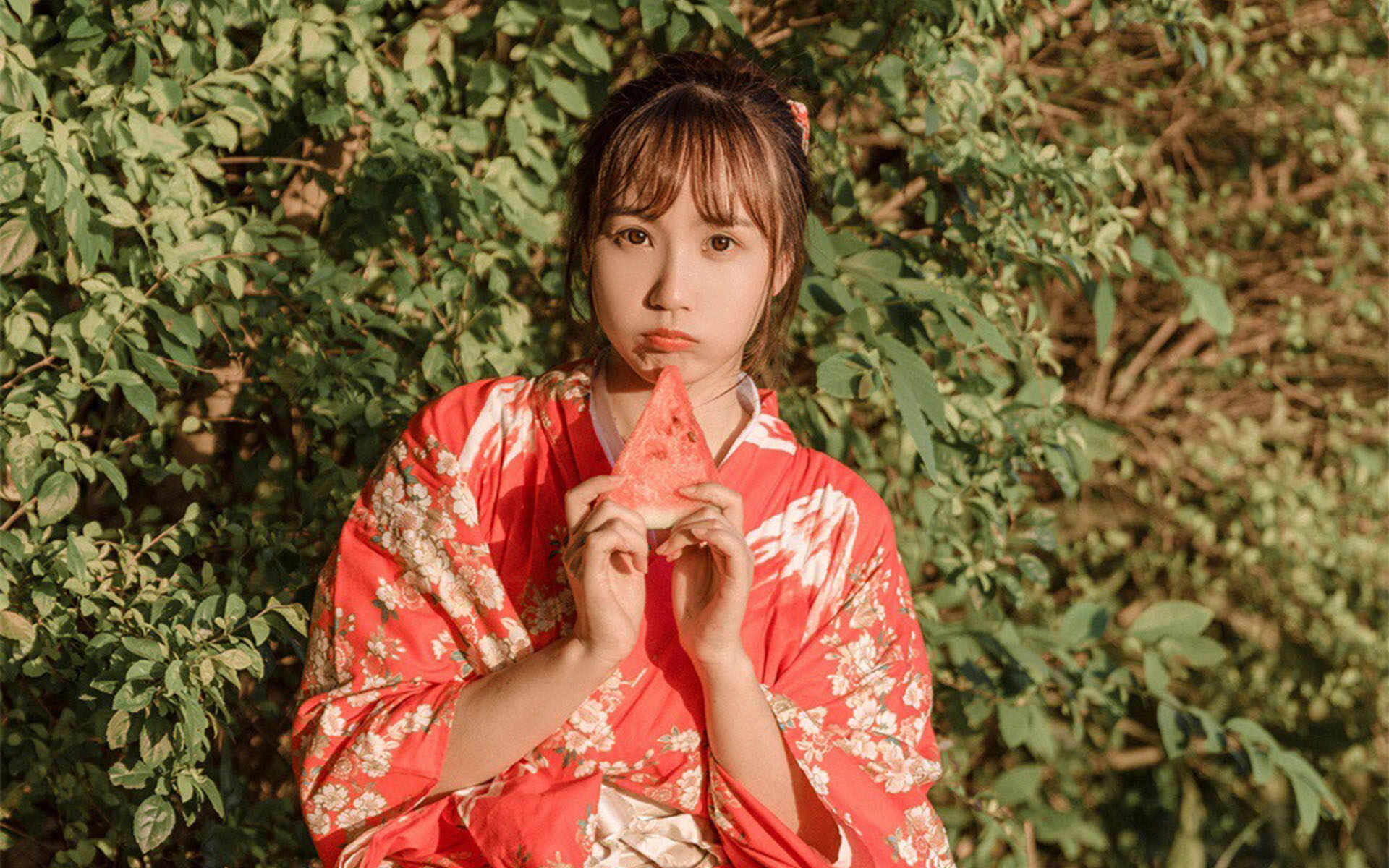 甜美和服吃瓜少女高清桌面壁纸