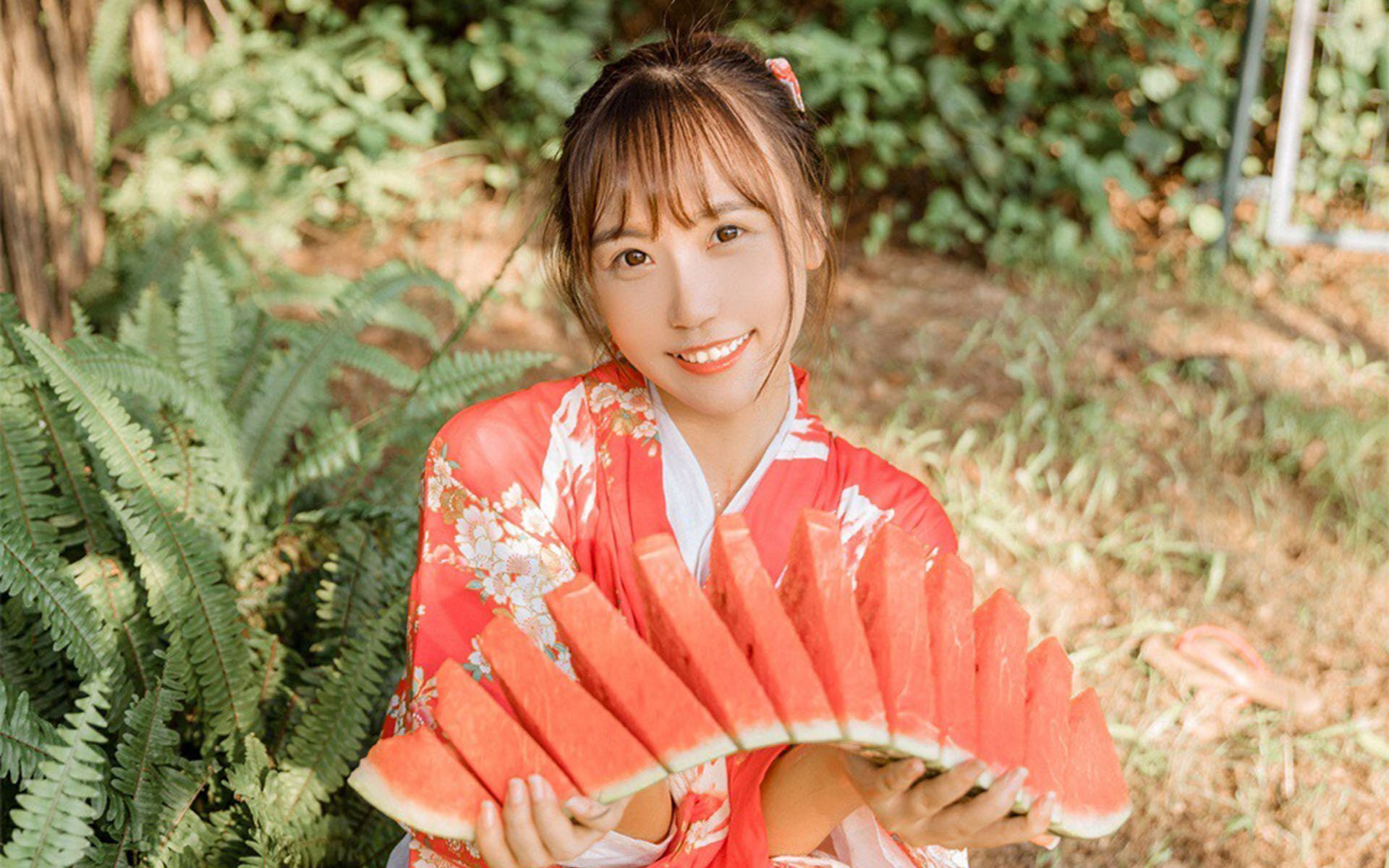 甜美和服吃瓜少女高清桌面壁纸