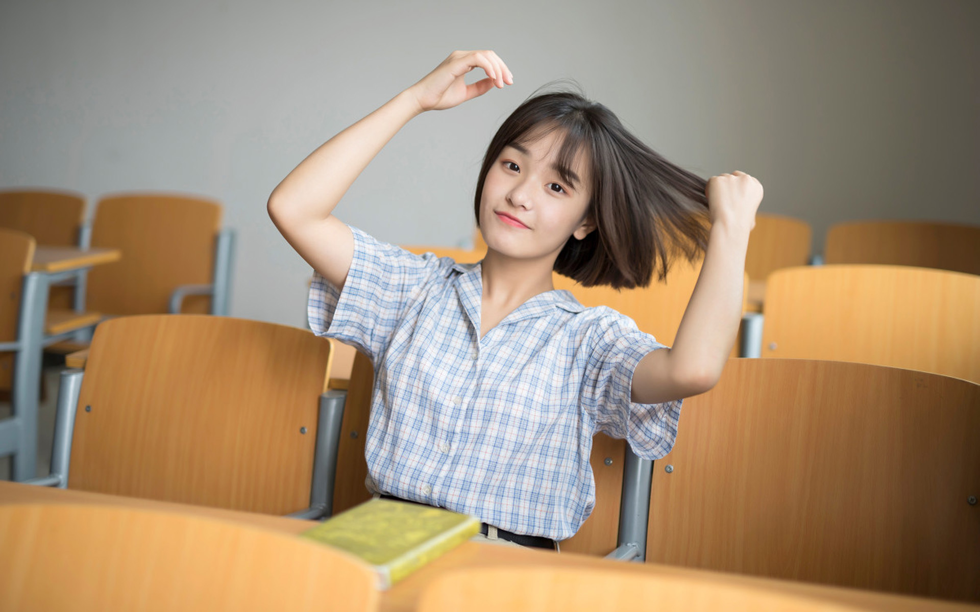 清纯美女教室写真图片高清壁纸