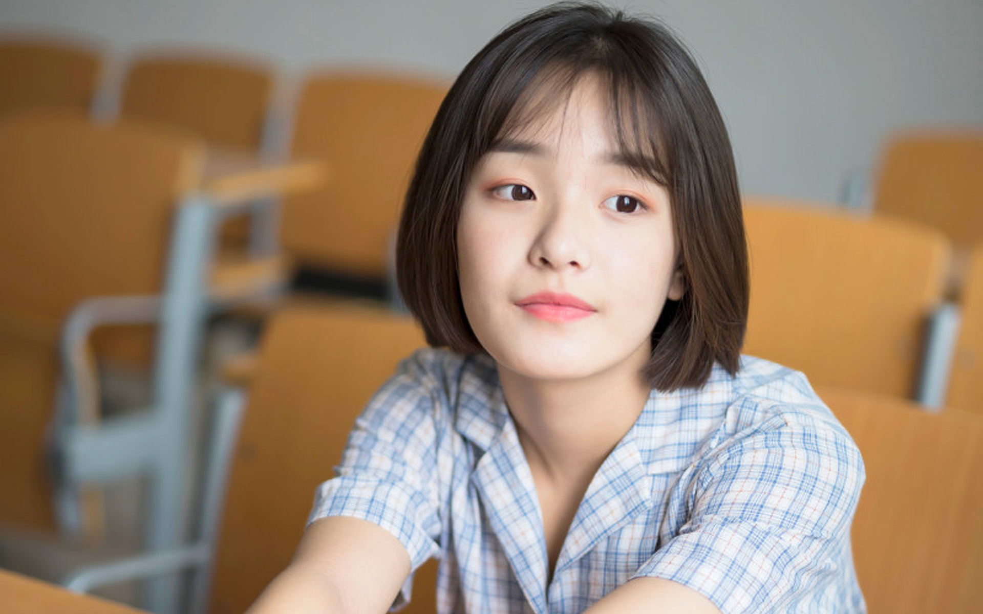 清纯美女教室写真图片高清壁纸