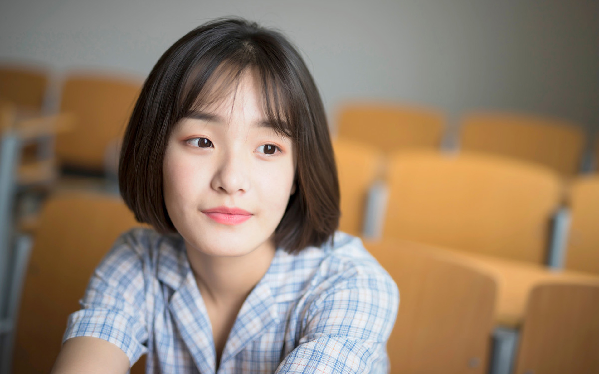 清纯美女教室写真图片高清壁纸
