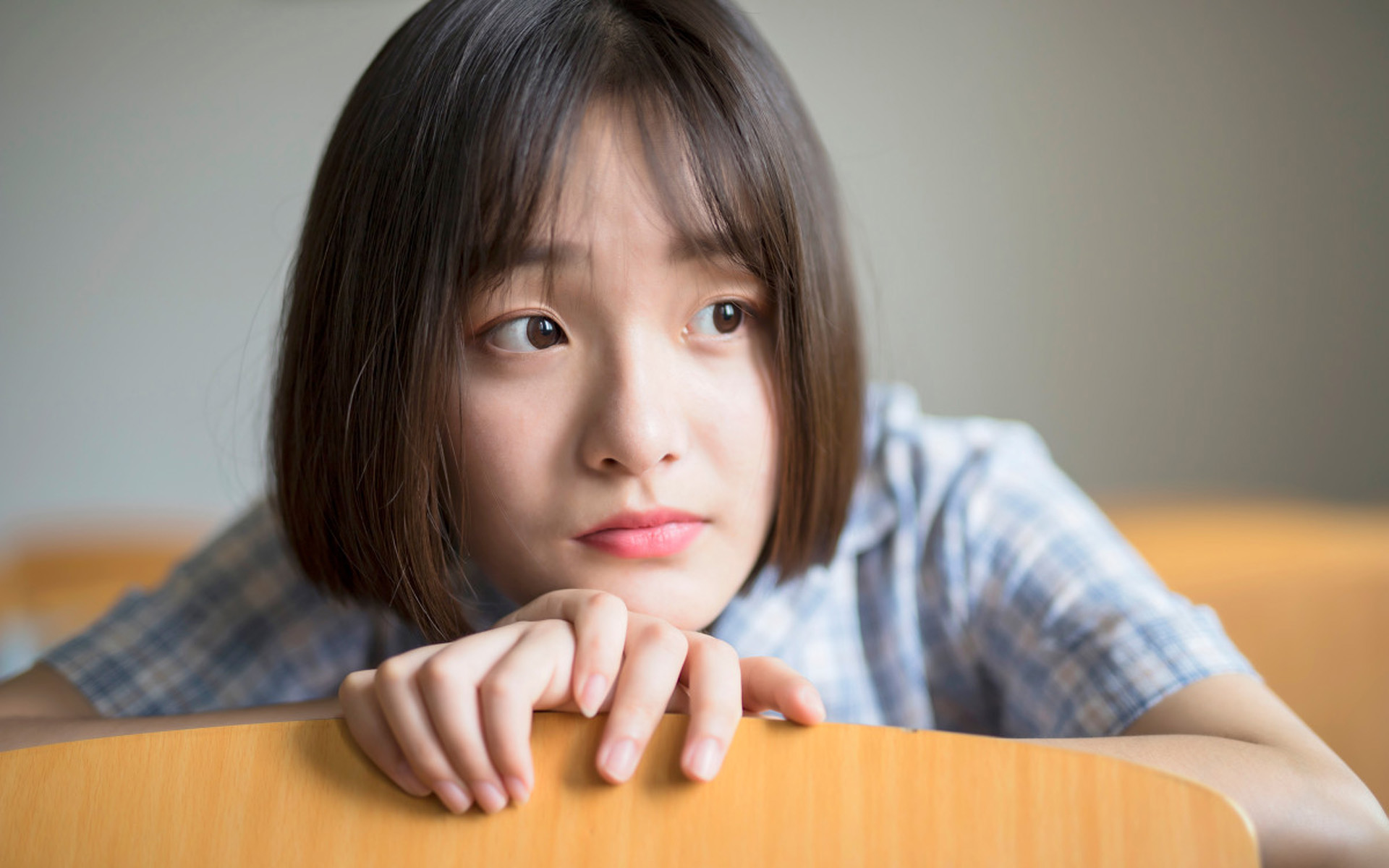 清纯美女教室写真图片高清壁纸