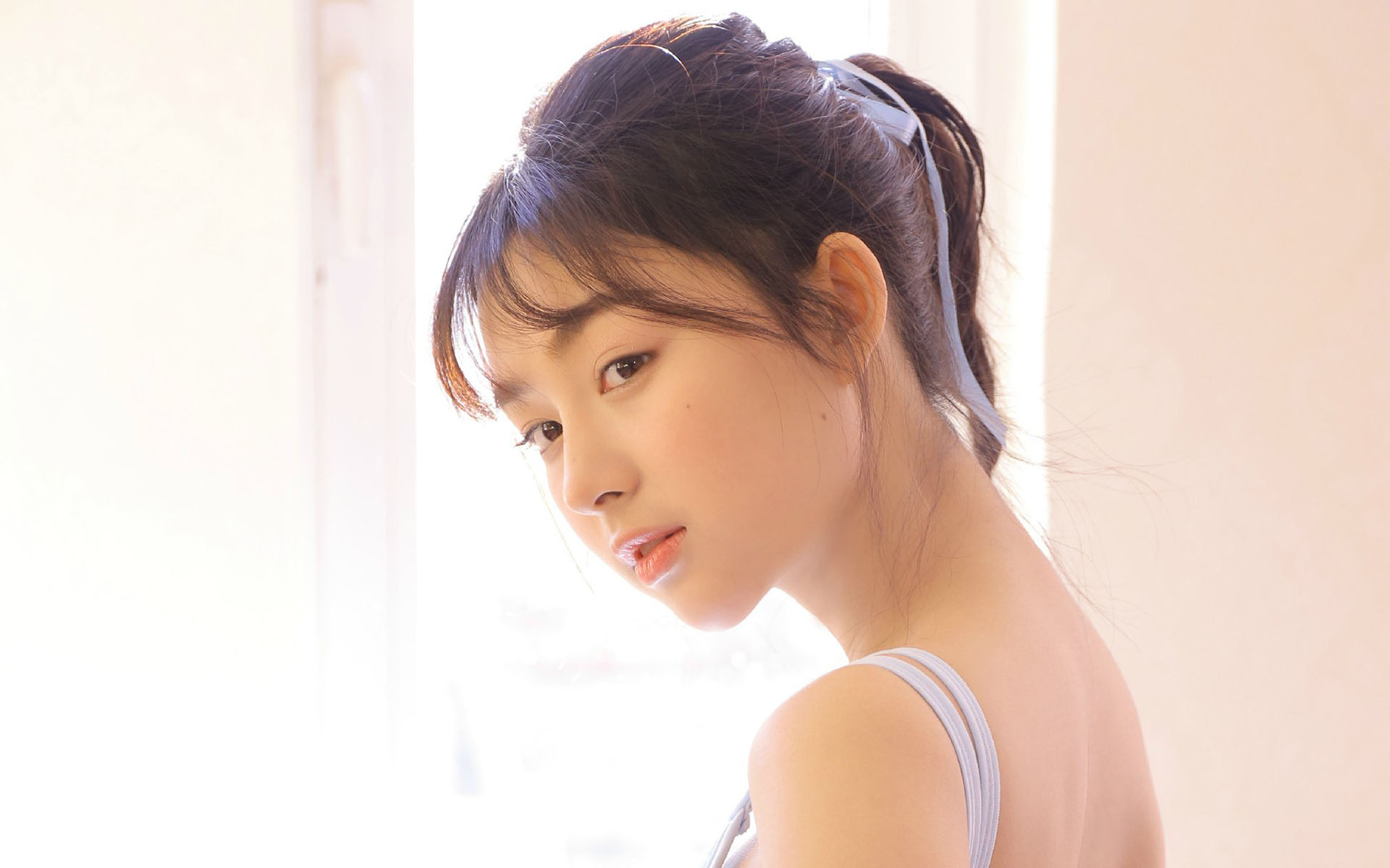 午后纱裙美女甜美高清桌面壁纸