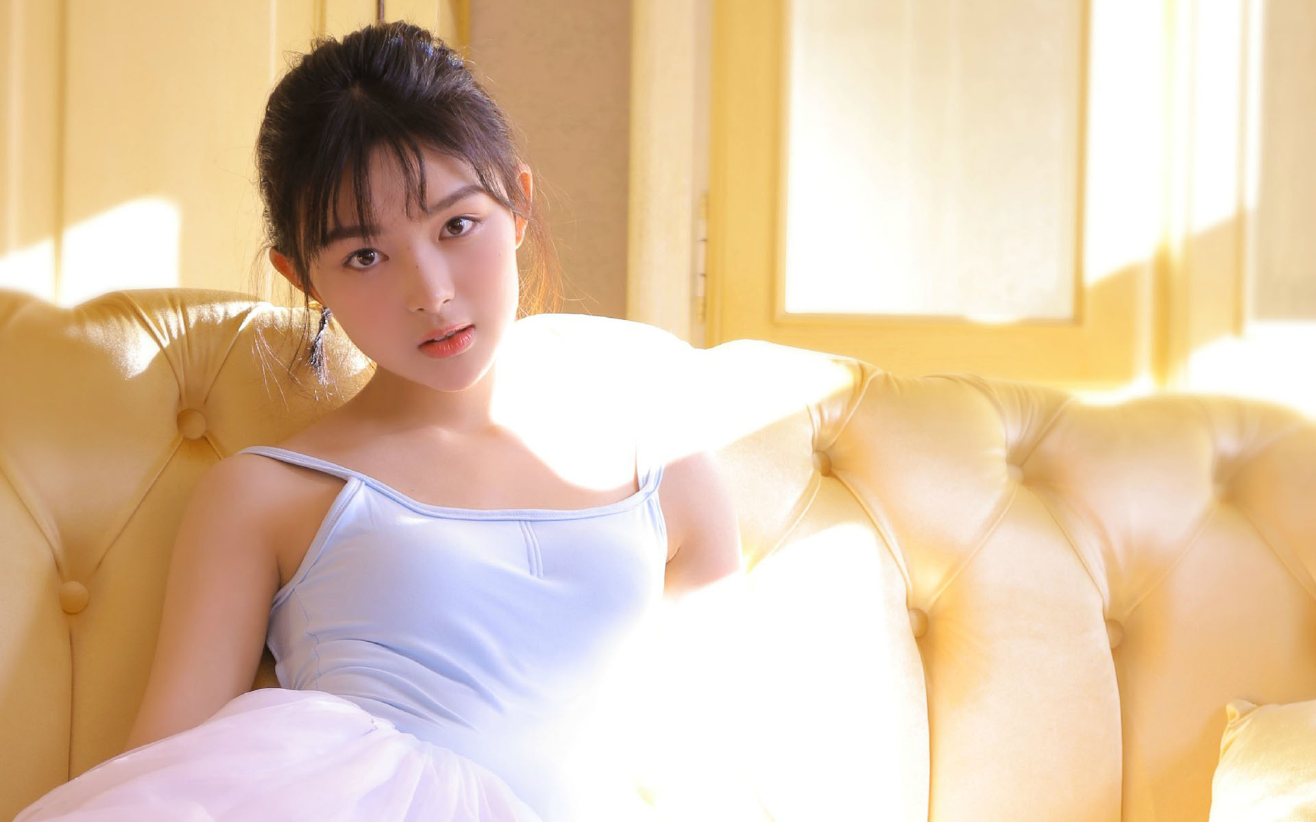 午后纱裙美女甜美高清桌面壁纸